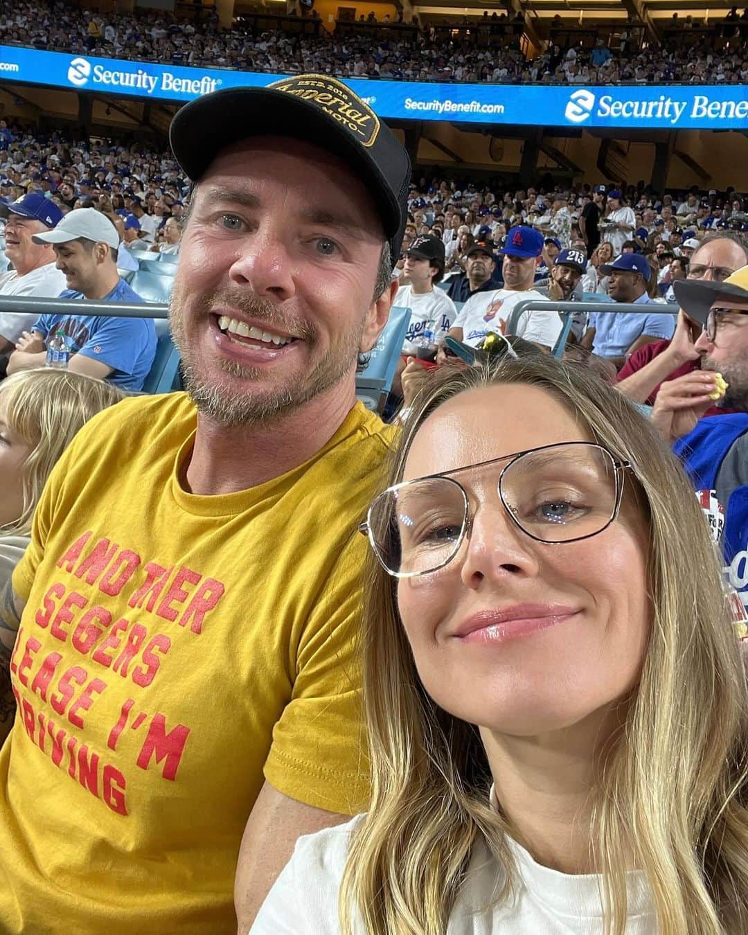 クリスティン・ベルのインスタグラム：「Dadding looks so cute on @daxshepard 💜  @dodgers」