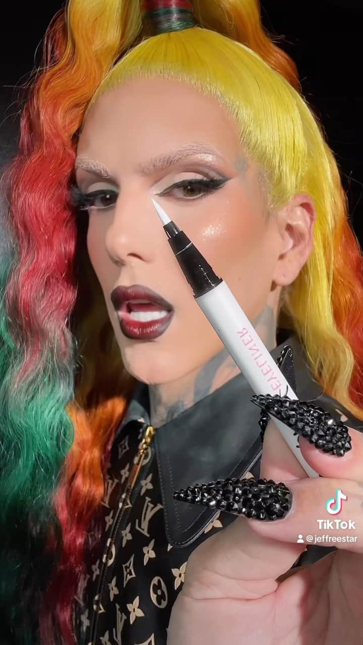 Jeffree Star Cosmeticsのインスタグラム：「Our first ever liquid #eyeliner felt-tipped markers are here!! 🖤 The #BeachProof liners come in 4 shades!!! The formula is beautiful and long lasting ⭐️ #jeffreestarcosmetics #gothgirl #gothicbeach」