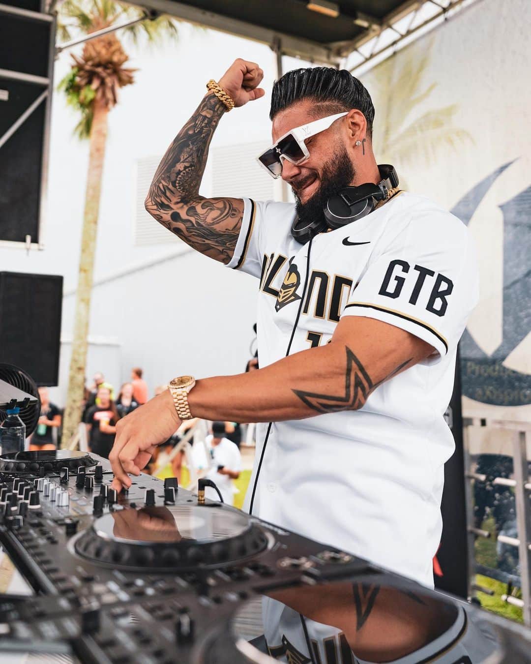 Pauly Dさんのインスタグラム写真 - (Pauly DInstagram)「GYM. TAN. BOUNCE.」10月1日 3時15分 - djpaulyd
