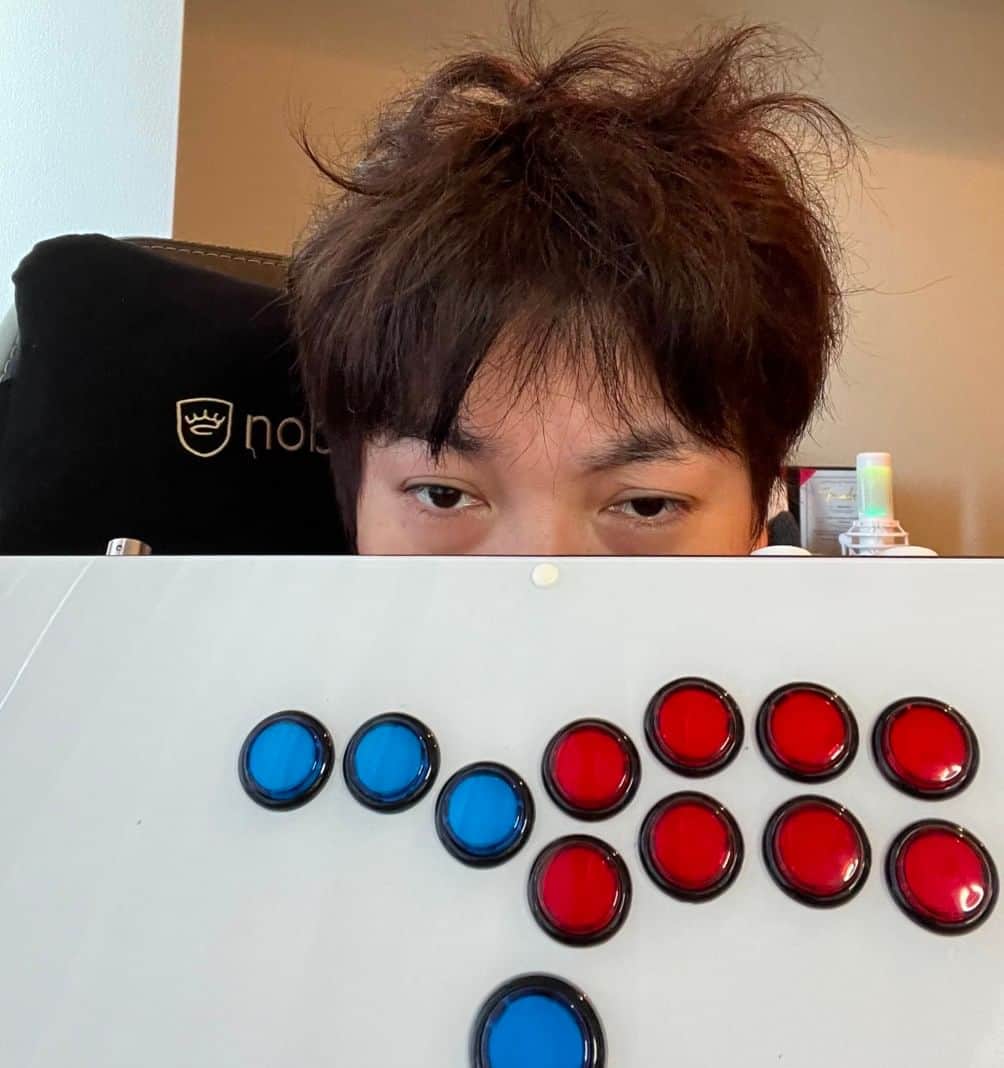 梅原大吾のインスタグラム：「【〆切迫る】 スト６オンライン大会 #BeastCup FUTUREのエントリーは 10月2日23:59までなので 参加希望の方はお早めに！ Two days left for Japan residents to enter the next  #BeastCup SF6 online tournament! Entries close at 11:59pm JST ⏰  #Sponsored @hitboxarcade   ルーキー～ゴールド帯／Rookie-Gold https://tonamel.com/competition/Cero1  プラチナ帯／Platinum https://tonamel.com/competition/SQ0L3   ダイヤモンド帯／Diamond https://tonamel.com/competition/CrVZB   マスター帯／Master https://tonamel.com/competition/zTqnm」