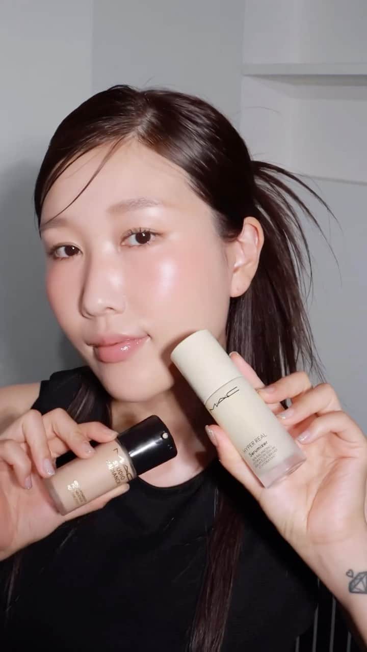 M·A·C Cosmetics BRのインスタグラム：「✨GLOW EM D-O-B-R-O✨ Isso é o que você consegue combinando a nossa base Studio Radiance com o Serumizer da linha Hyper Real!  A Artista @b_bangg_ te mostra como alcançar a pele glow com corzinha de saúde P-E-R-F-E-I-T-A! ❤️   Já salva o vídeo, para reproduzir esse glow em casa! ✨  Produtos usados:  ✨Hyper Real Serumizer  ✨Pincel Hyper Real 001 ✨Base Studio Radiance N12 ✨Pincel M•A•C 170S ✨Blush Glow Play na cor So Natural  ✨Gloss Plumping em Stick Squirt na cor Simulation   #ParaTodoMundoVer: A Artista @b_bangg_ aplica com um pincel o Serumizer, depois espalha a base no rosto e para dar acabamento dá batidinhas com o pincel, com esse mesmo pincel ela aplica um blush rosa claro e por fim aplica o gloss em stick marrom.   #MACStudioRadiance #SerumPowered #SteamySkin #GlowSkin #HyperGlow」
