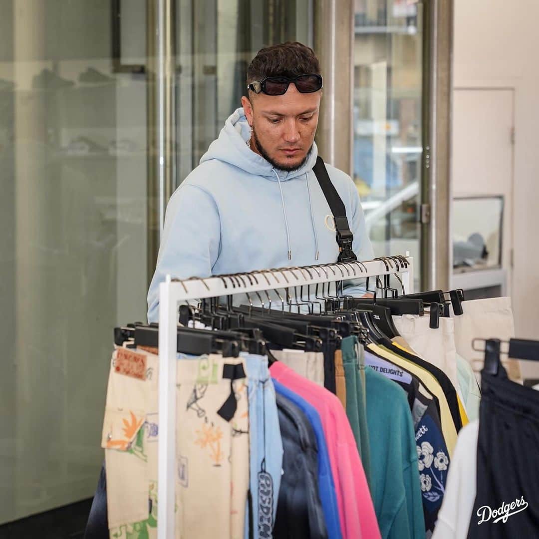 Los Angeles Dodgersさんのインスタグラム写真 - (Los Angeles DodgersInstagram)「Taking the rookies shoe shopping? Miggy on the importance of being a veteran and taking care of the rookies.」10月1日 3時10分 - dodgers