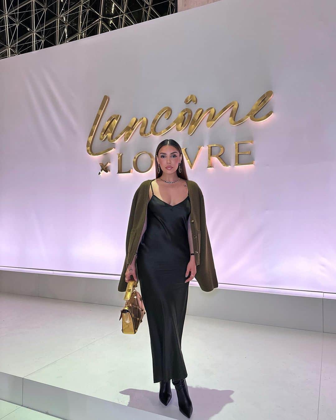 sananasのインスタグラム：「@lancomeofficial x Louvre ✨Il y a des moments exceptionnels dans une vie, celui-ci en fait clairement partie. Dîner sous la pyramide du Louvre, je n’y aurais même pas pensé tellement ça me parait irréel. Mais pour célébrer l’art et la beauté, Lancôme et le Louvre l’ont réalisé et je suis honorée d’avoir été invitée 🥰  #lancomexlouvre」