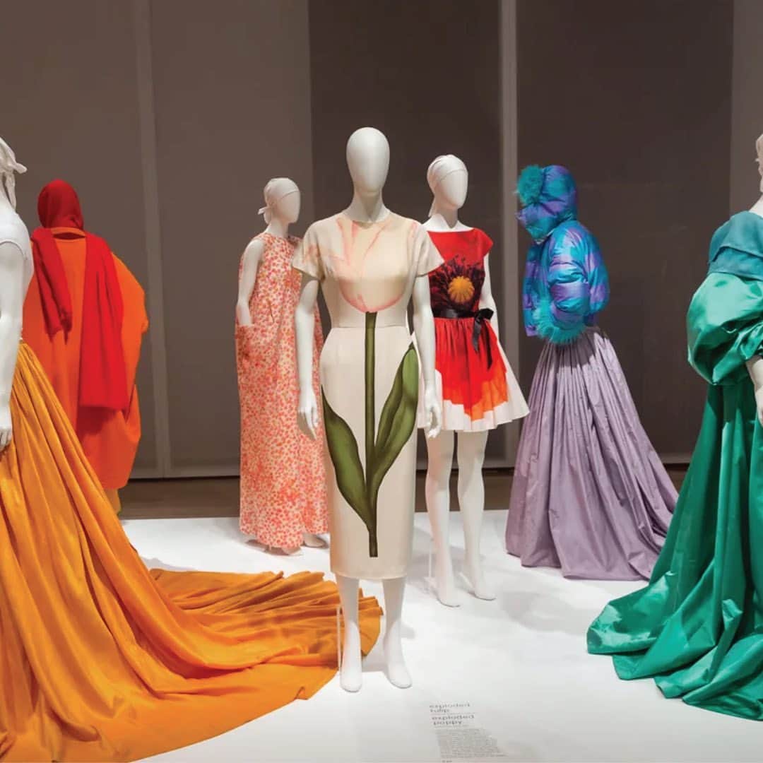 アイザックミズラヒのインスタグラム：「Isaac’s exhibit at the Jewish Museum was simply exquisite! From chic florals to vibrant patterns, color definitely takes center stage in this collection. 💚」