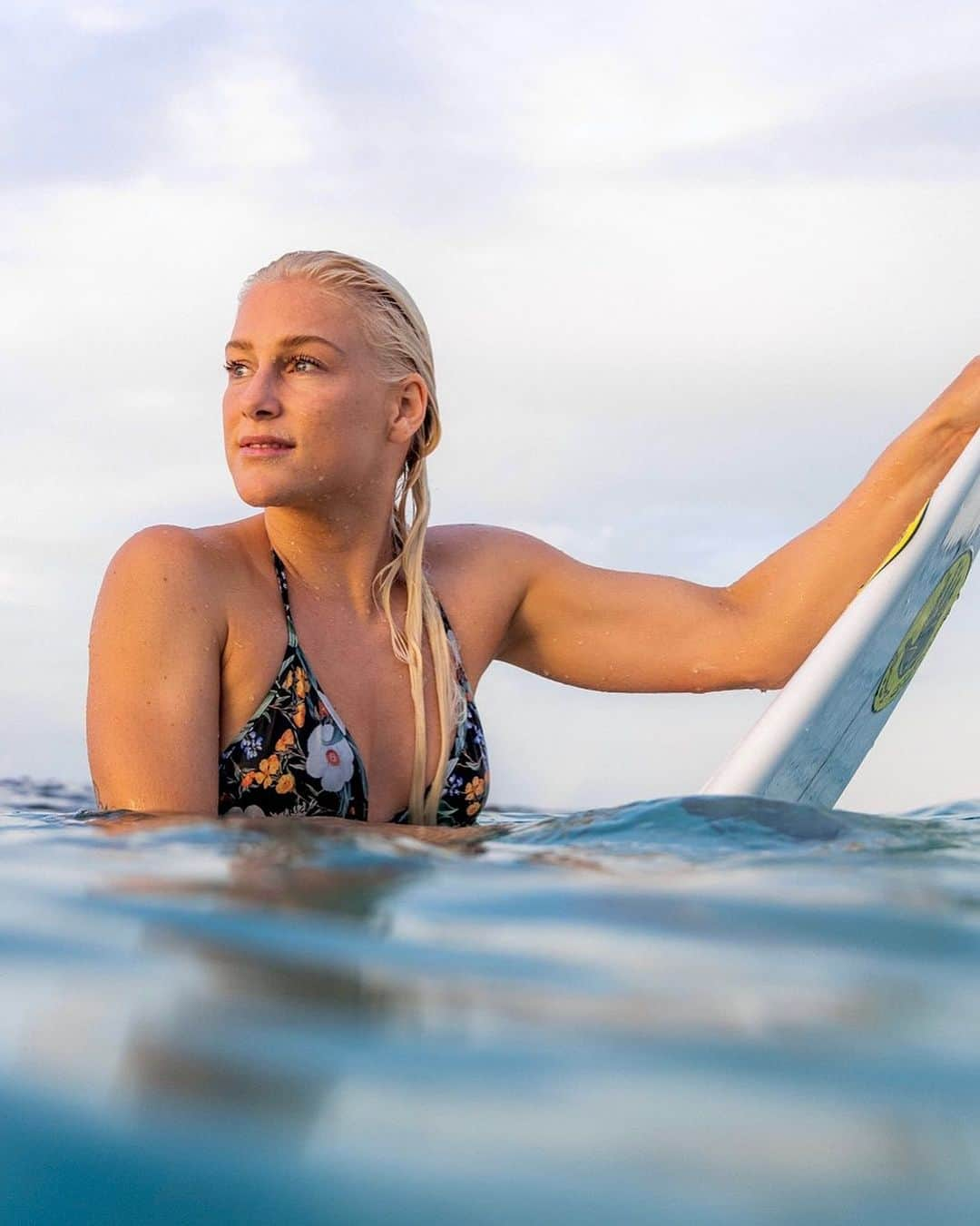 タティアナ・ウェストン・ウェブのインスタグラム：「no better feeling than watching the sunset in the water  @bodyglovegirl 🫶🏻😍 // photo by @brentbielmann」