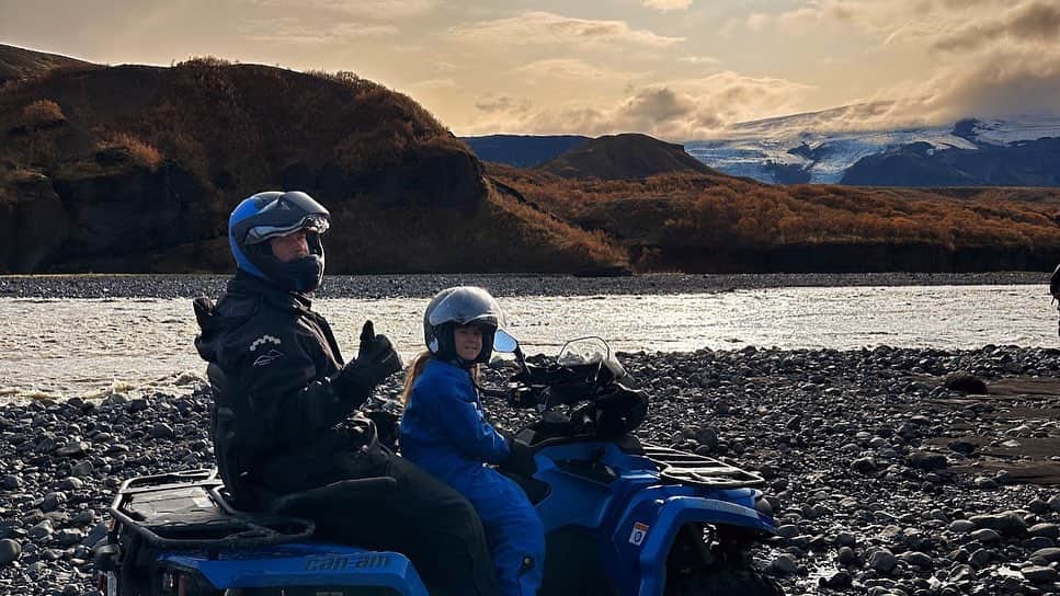 クリス・ヘムズワースさんのインスタグラム写真 - (クリス・ヘムズワースInstagram)「Day 3 in Iceland, started a bikey gang with my daughter. Currently we’re the only two members and that’s how we’ll keep it for now 👊🏍️ @icelandencounter」10月1日 3時16分 - chrishemsworth