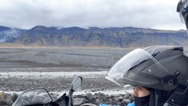 クリス・ヘムズワースのインスタグラム：「Day 3 in Iceland, started a bikey gang with my daughter. Currently we’re the only two members and that’s how we’ll keep it for now 👊🏍️ @icelandencounter」