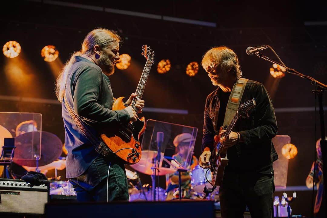 テデスキ・トラックス・バンドさんのインスタグラム写真 - (テデスキ・トラックス・バンドInstagram)「Name a better way to close out The Graden Parties than a sold out show at MSG with some of your friends @treyanastasio @norahjones @lukasnelsonofficial  📸 @bradleystrickland1」10月1日 3時18分 - derekandsusan