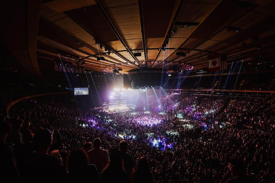 テデスキ・トラックス・バンドさんのインスタグラム写真 - (テデスキ・トラックス・バンドInstagram)「Name a better way to close out The Graden Parties than a sold out show at MSG with some of your friends @treyanastasio @norahjones @lukasnelsonofficial  📸 @bradleystrickland1」10月1日 3時18分 - derekandsusan