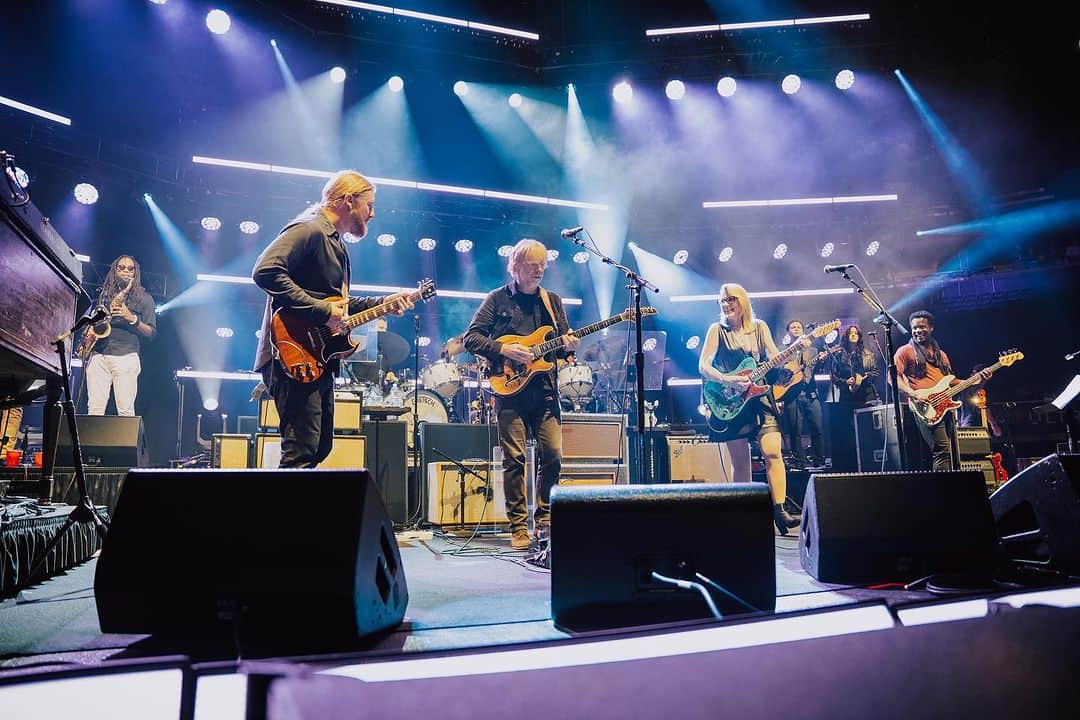 テデスキ・トラックス・バンドのインスタグラム：「Name a better way to close out The Graden Parties than a sold out show at MSG with some of your friends @treyanastasio @norahjones @lukasnelsonofficial  📸 @bradleystrickland1」