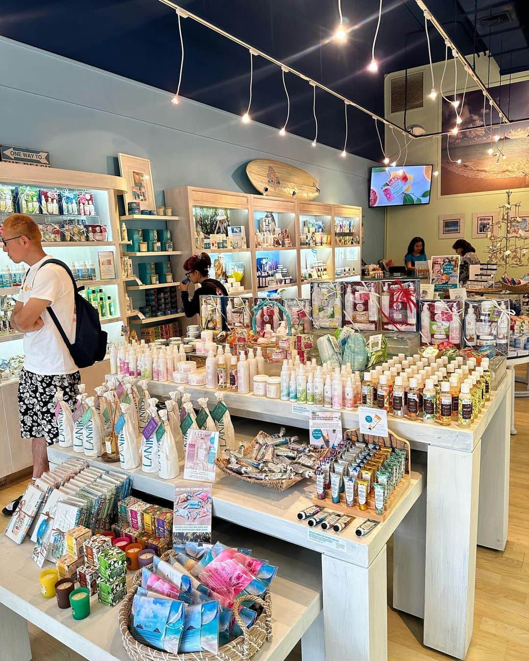 Lanikai Bath and Bodyさんのインスタグラム写真 - (Lanikai Bath and BodyInstagram)「A walk through the shop yesterday. A customer mentioned our shop smelled like a lei. Ultimate compliment!」10月1日 3時33分 - lanikaibathandbody