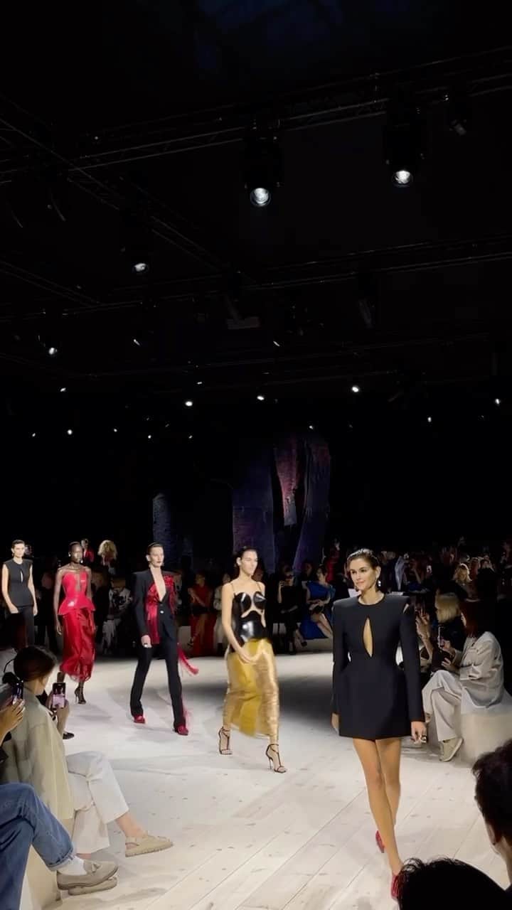 のインスタグラム：「El último desfile de Sarah Burton para @alexandermcqueen tras 26 años al frente de la firma 💔」