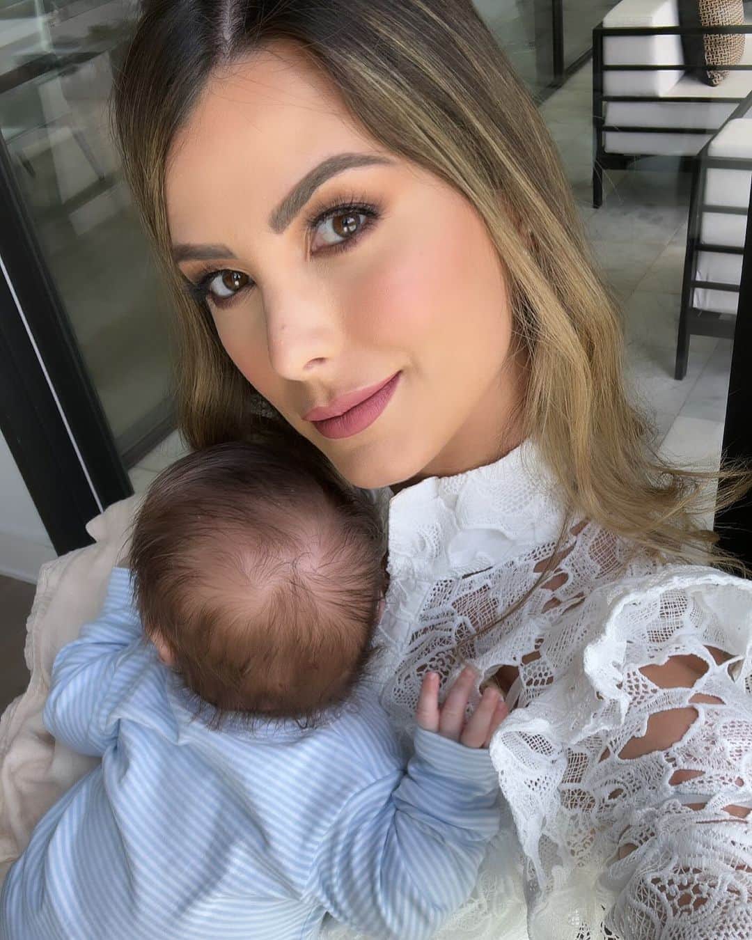 ステファニア・フェルナンデスのインスタグラム：「Hoy salgo a trabajar luego de dos meses de la llegada de mi segundo nene 🩵  Ya saben que yo trabajo desde casa con mi marca @ammaterreskin, pero en esta oportunidad me invitaron al podcast de @morethanmamis  y estoy contenta de hablar por primera de mi experiencia en la maternidad 🩵  Me parece mentira como pasa el tiempo de rápido y como poco a poco he crecido y he logrado compartir lo poco o mucho con ustedes en mis diferentes etapas de vida.   Gracias por la invitación @michelleposada @antosports  🤍🤍🤍🤍🤍」