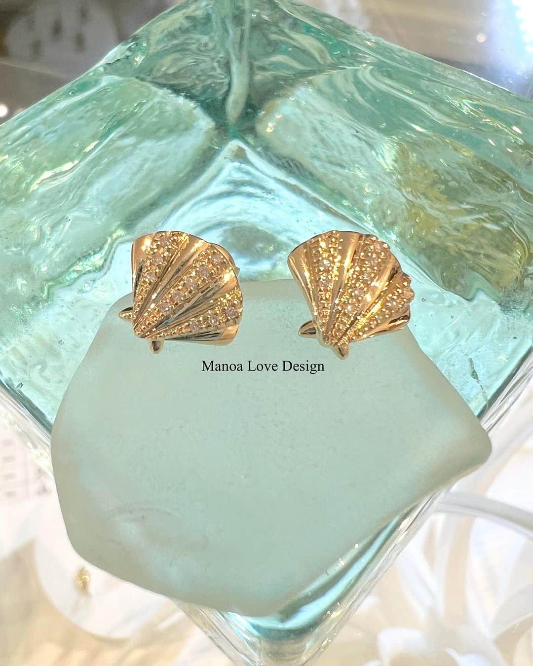 Manoa Love Design Hawaiiのインスタグラム：「Diamond shell studs earrings✨ www.manoalovedesign.com  #manoalovedesign #manoa#love#waikiki#waikikibeach#shellstuds #shellearrings #alohavibes #808state #resortlife #resortstyle #resortjewelry #hawaiivacation #マノアラブデザイン #マノア#ラブ#シェルピアス #ワイキキ#リゾートコーデ#ハワイウェディング #ハワイ限定 #ハワイライフ」