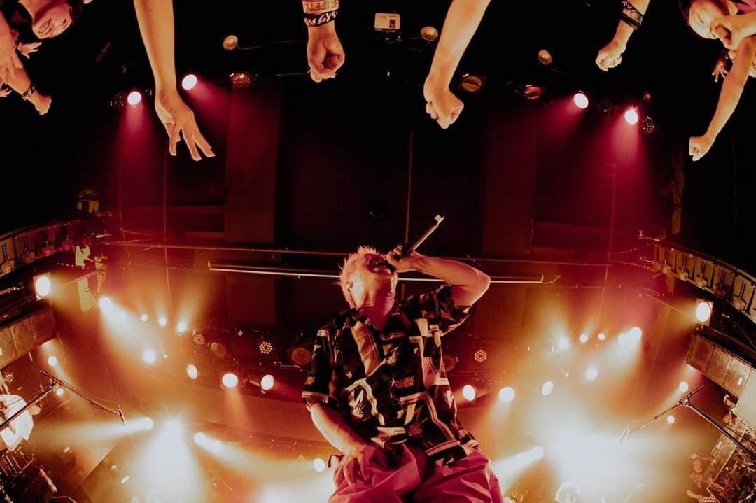 のインスタグラム：「響都超特急 TOUR 仙台Rensa  GUEST 10-FEET やべきょうすけ  頭から空気薄すぎやし 酸欠状態を耐えぬき 懐かしくも新しい 1日が広がってたわな 馴染み三つ巴で蓄積した夜 仙台壮絶に記憶更新 ありがとうございました  #kue2023   写真  アシカ，トド，オタリア，オットセイ,  主にアシカ科の生誕から成長 交尾そして絶命までを収めた版画ZINEを来春販売予定に 1人窓のない部屋で ほくそ笑む @kawado_photo」
