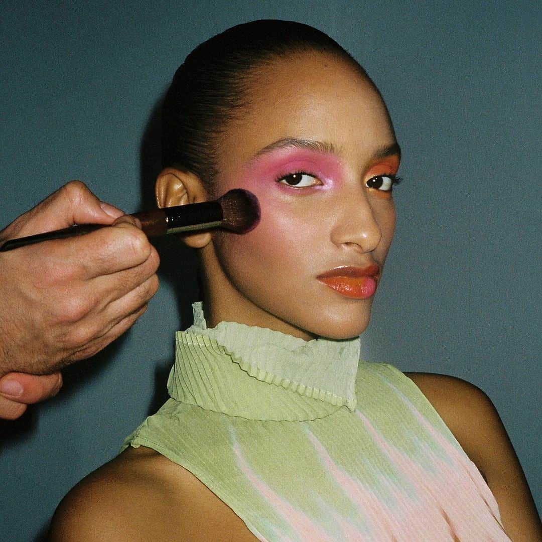 MAKE UP FOR EVER OFFICIALのインスタグラム：「Backstage our new Artist Face Powders campaign shoot. Highlight, sculpt, and give your skin a natural flush with our range of Artist Face Powders available in 27 shades.  #ArtistryIsCalling #MAKEUPFOREVER」