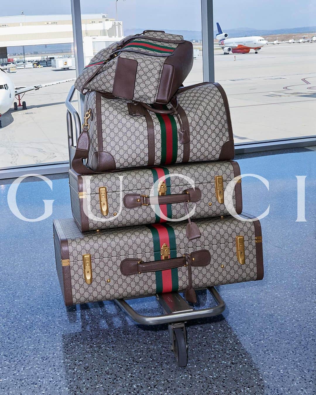 グッチのインスタグラム：「Heritage codes.  The heritage-infused Gucci Savoy collection echoes the House’s 102-year vision of travel.  #GucciValigeria」
