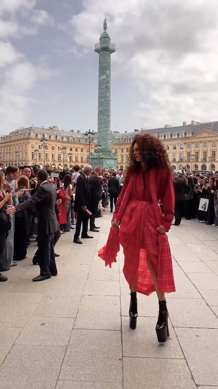ココ・ロシャのインスタグラム：「Such an honor to be at the @viviennewestwood show today. Congratulations to Andreas and the whole team on such a moving collection.」
