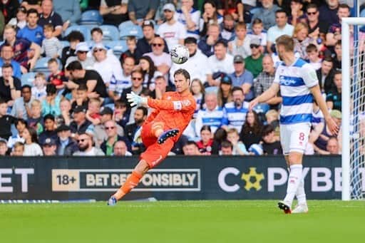 アスミル・ベゴヴィッチのインスタグラム：「A disappointing result for us today and plenty lessons to learn and improve in the coming games. Great support as always. We go again ⚪️🔵🆎🧤  @officialqpr @ab1gk」