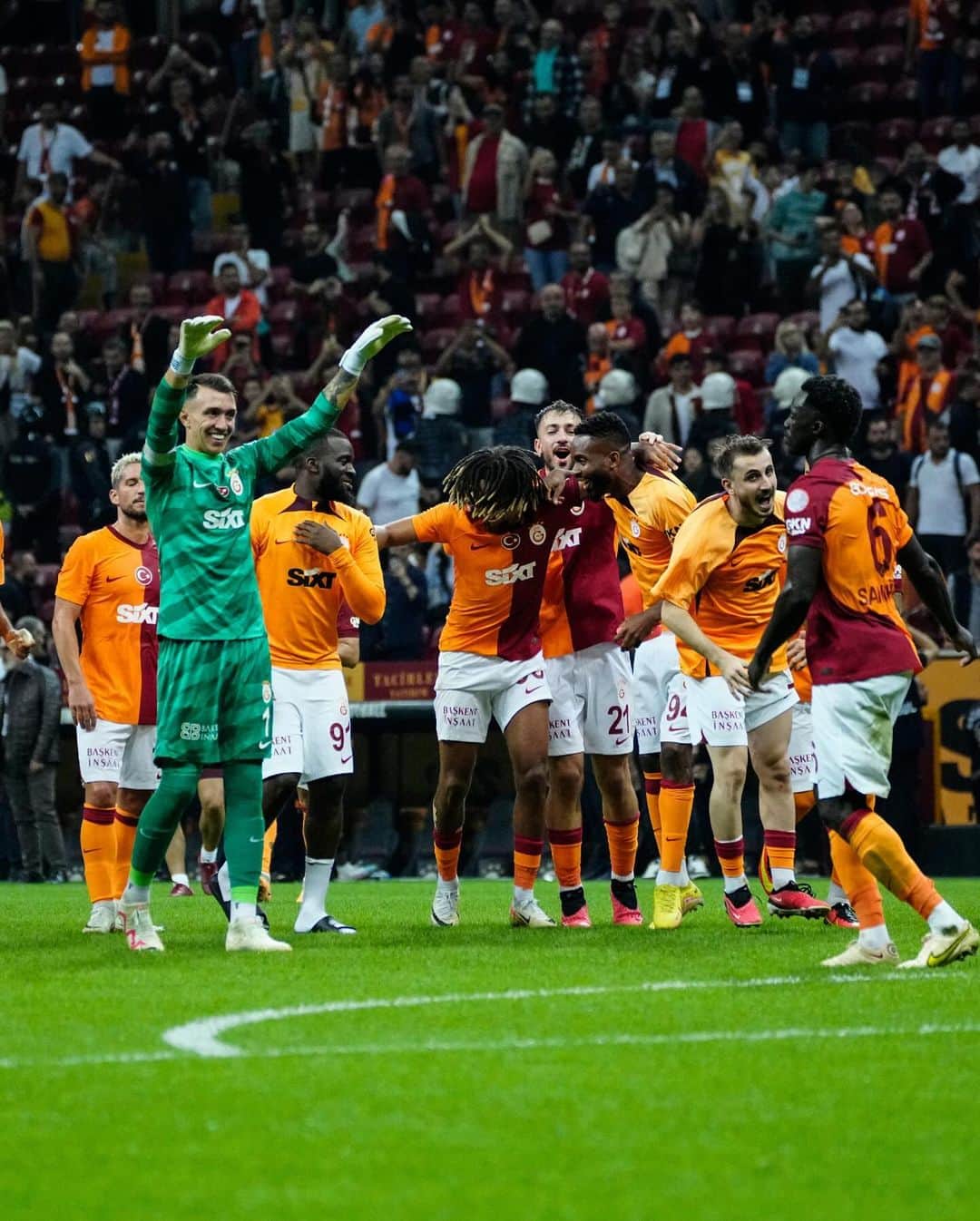 フェルナンド・ムスレラのインスタグラム：「Got the job done and we continue the positive streak in the @superlig 💪 Big thanks for your continued support Lions! 🦁  Recover now and bring on the Champions League next week.  Trabajo hecho y seguimos por buen camino en la @superlig 💪 Muchas gracias por su apoyo! 🦁 a recuperar  ahora para la Champions League la próxima semana.  #GSvAG」