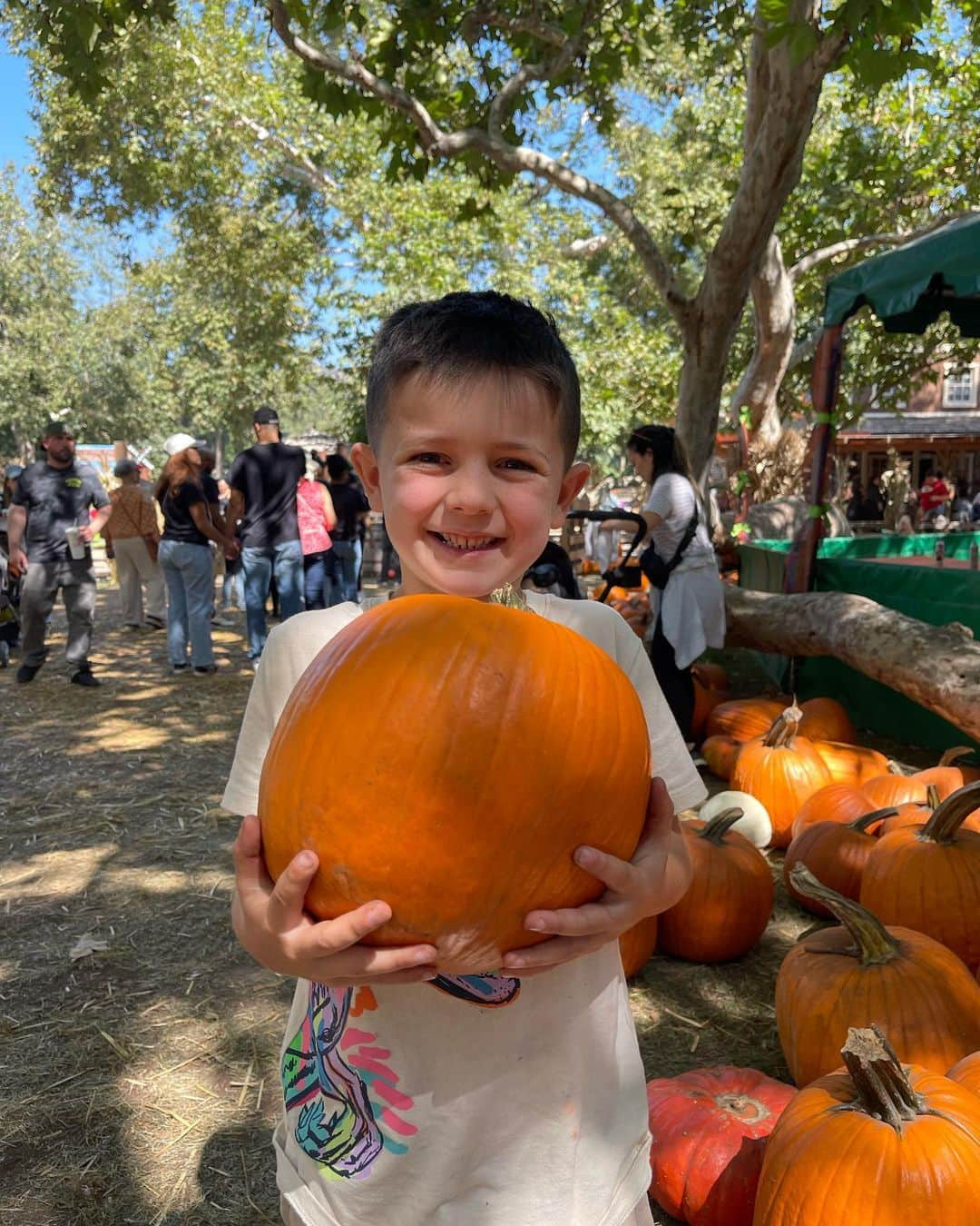 クリスティン・ヒルデブランドさんのインスタグラム写真 - (クリスティン・ヒルデブランドInstagram)「Pumpkin patch at Irvine Park Railroad & Lennons first pony ride 🥹. Lennons “sorsey” (horseys) name was Betsy and Rhett’s was Peanut 🥰」10月1日 4時18分 - _kristinhildebrand