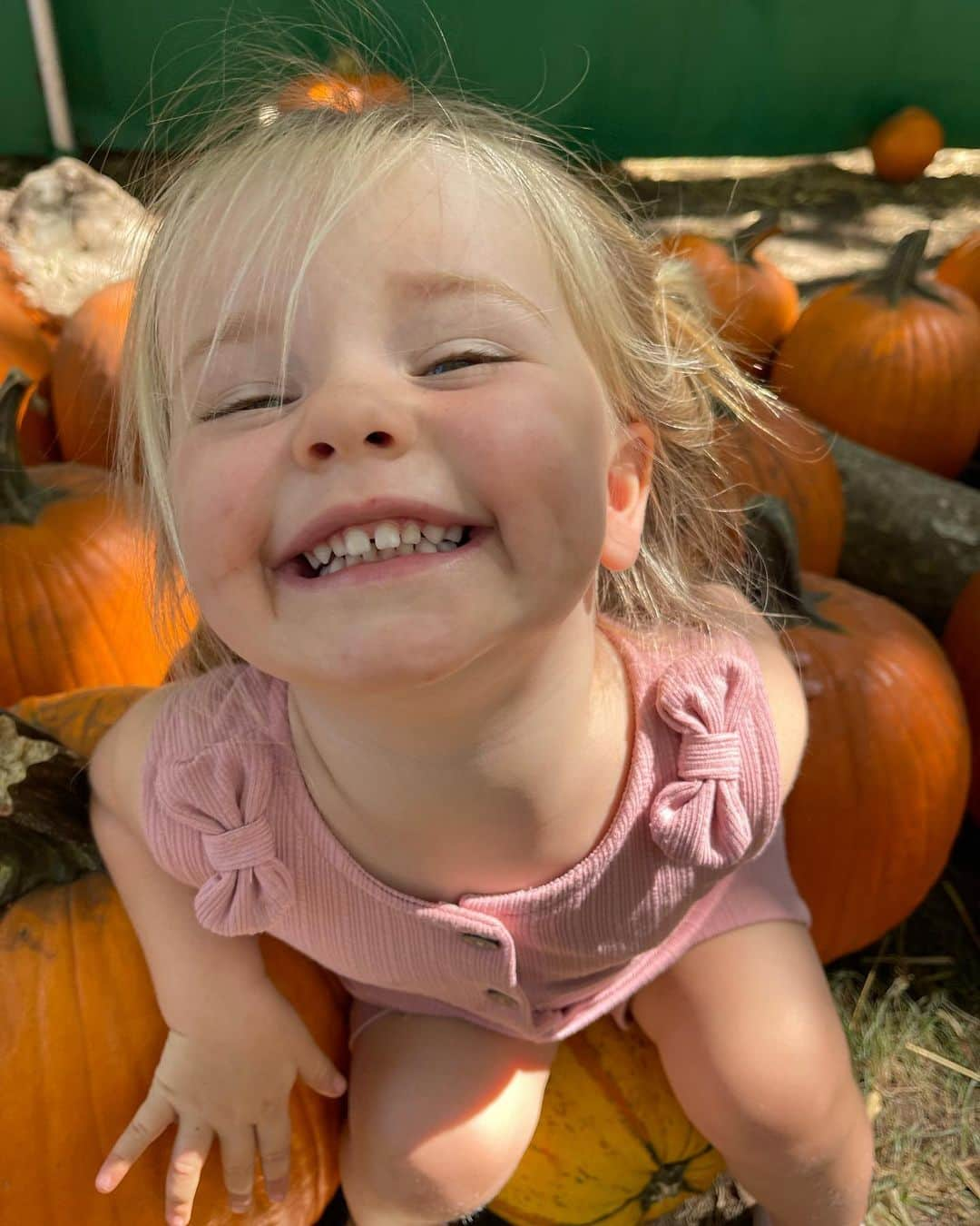 クリスティン・ヒルデブランドさんのインスタグラム写真 - (クリスティン・ヒルデブランドInstagram)「Pumpkin patch at Irvine Park Railroad & Lennons first pony ride 🥹. Lennons “sorsey” (horseys) name was Betsy and Rhett’s was Peanut 🥰」10月1日 4時18分 - _kristinhildebrand