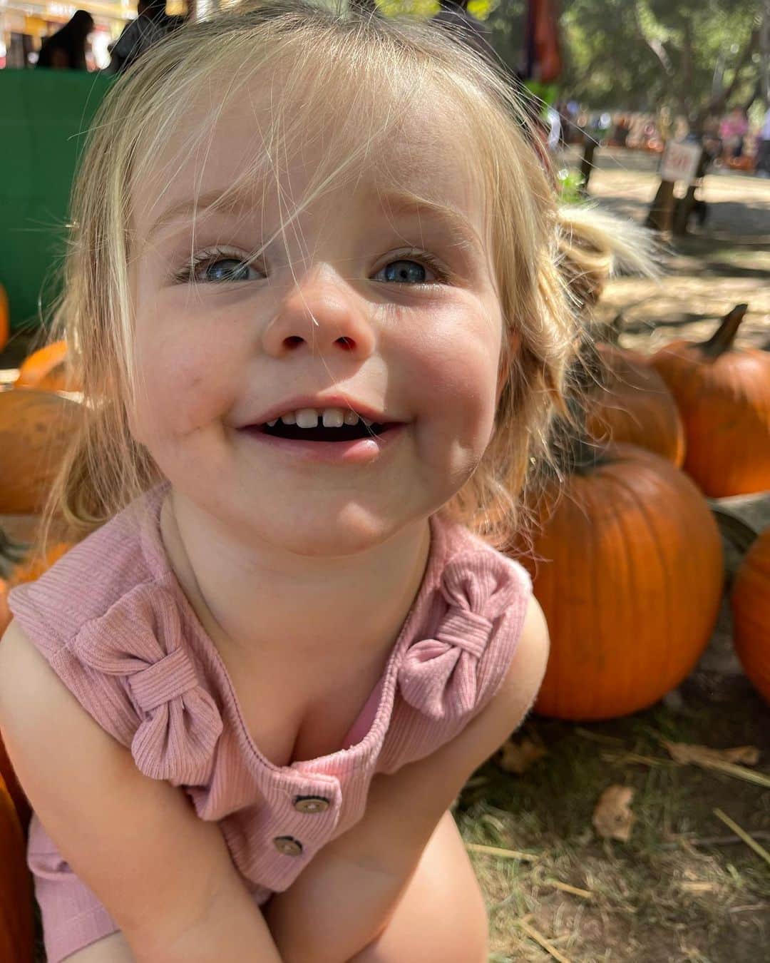 クリスティン・ヒルデブランドのインスタグラム：「Pumpkin patch at Irvine Park Railroad & Lennons first pony ride 🥹. Lennons “sorsey” (horseys) name was Betsy and Rhett’s was Peanut 🥰」