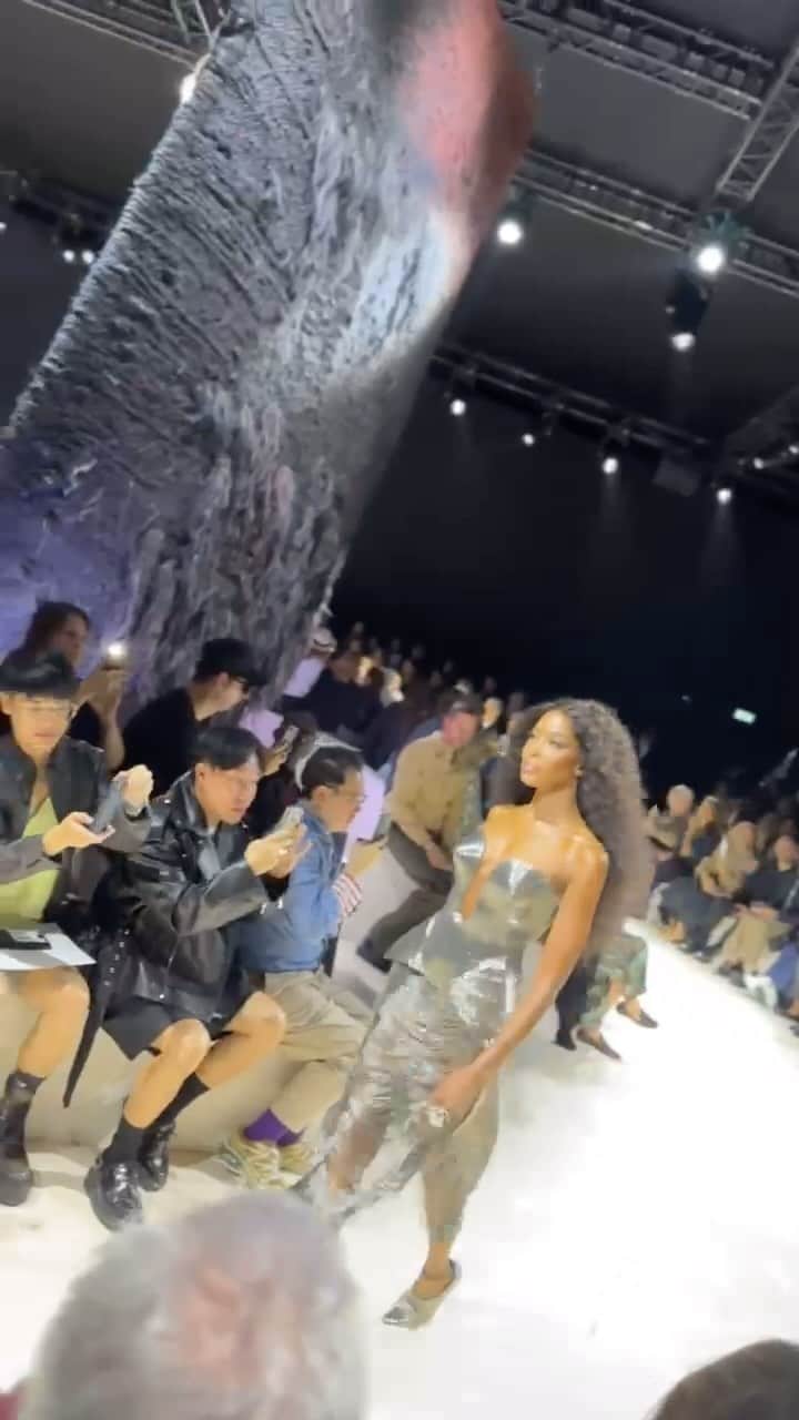 Nylon Magazineのインスタグラム：「Naomi Campbell closed out Alexander McQueen’s runway at Paris Fashion Week, marking Sarah Burton’s last show for the British fashion house.   🎥 @tiffanyreid for NYLON」