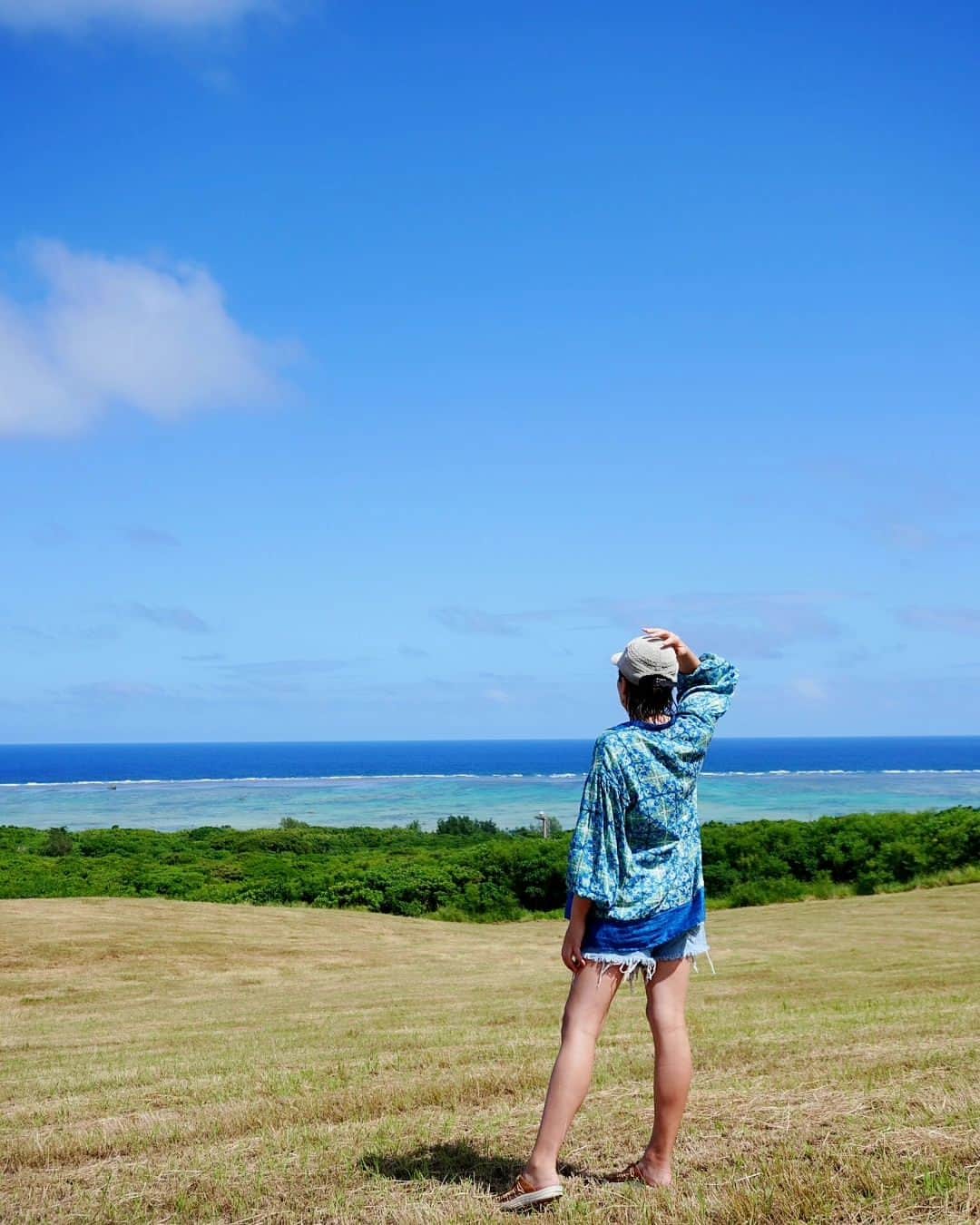 芳美リンさんのインスタグラム写真 - (芳美リンInstagram)「🗾沖縄/石垣島 Ishigaki island/Okinawa  今回は石垣島の食をテーマにしたfamツアーに参加させていただきました(*^^*)  この絶景スポットは、 ゆいまーる牧場さんの牧草地。  青い空、青い海、飛行機を間近に見られるなんて贅沢すぎます👀 普通ならお目にかかれない景色に感動です。 ここでみんなでBBQやキャンプしてみたい！🌊  自生しているアダンの収穫も見学👀 夜の焼き肉で出していただけると聞いて、期待感は増すばかり。  牧草では、丁寧に飼育されている牛を見学。 社長の石垣牛や、地元石垣島へのアツい思いを感じました。  #ゆいまーる牧場 #焼肉金城#石垣島#石垣牛 #牧草地#牧場見学 #沖縄旅行#japantrip#okinawa#ishigakiisland」9月30日 19時32分 - lynn.lynn5
