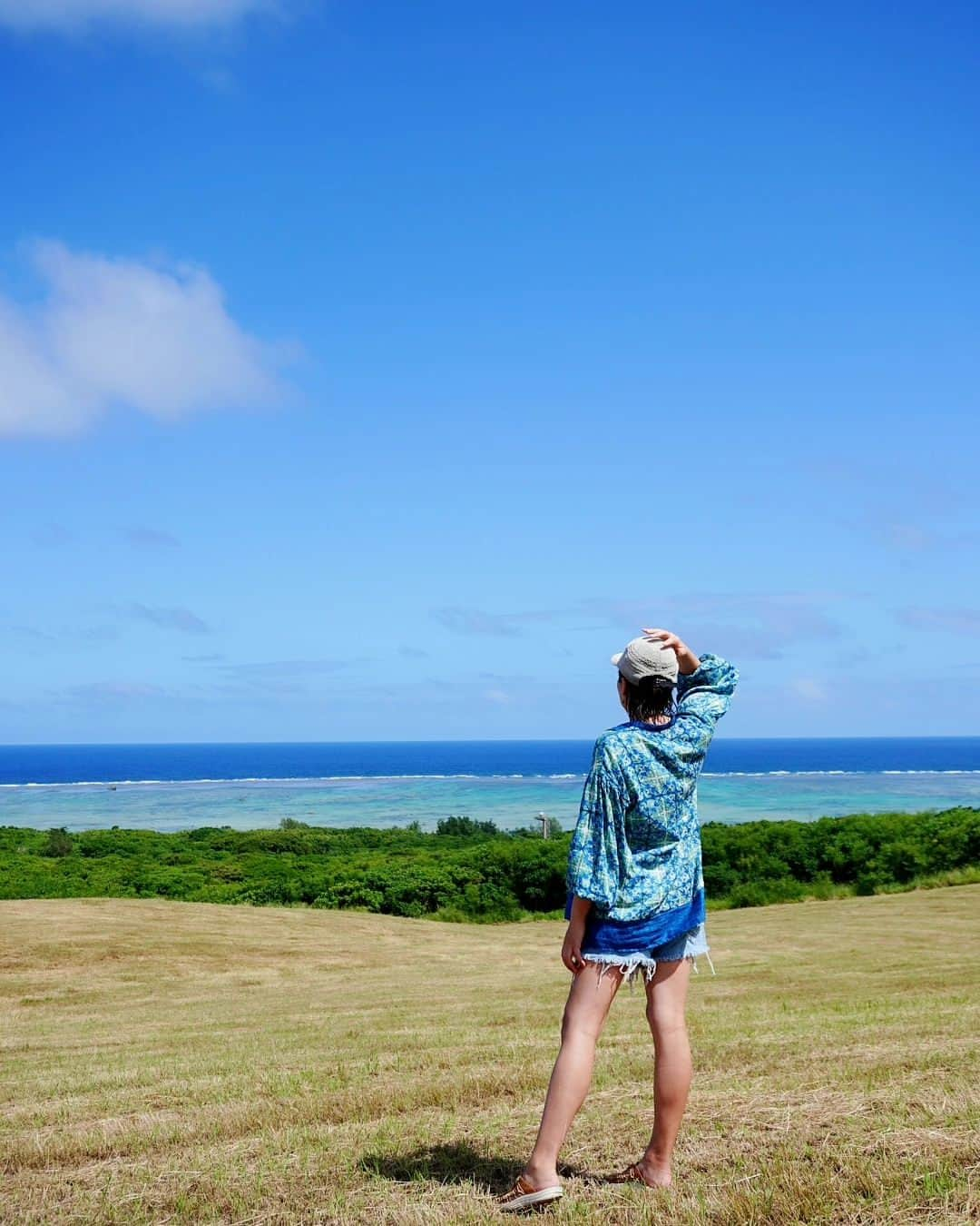 芳美リンのインスタグラム：「🗾沖縄/石垣島 Ishigaki island/Okinawa  今回は石垣島の食をテーマにしたfamツアーに参加させていただきました(*^^*)  この絶景スポットは、 ゆいまーる牧場さんの牧草地。  青い空、青い海、飛行機を間近に見られるなんて贅沢すぎます👀 普通ならお目にかかれない景色に感動です。 ここでみんなでBBQやキャンプしてみたい！🌊  自生しているアダンの収穫も見学👀 夜の焼き肉で出していただけると聞いて、期待感は増すばかり。  牧草では、丁寧に飼育されている牛を見学。 社長の石垣牛や、地元石垣島へのアツい思いを感じました。  #ゆいまーる牧場 #焼肉金城#石垣島#石垣牛 #牧草地#牧場見学 #沖縄旅行#japantrip#okinawa#ishigakiisland」