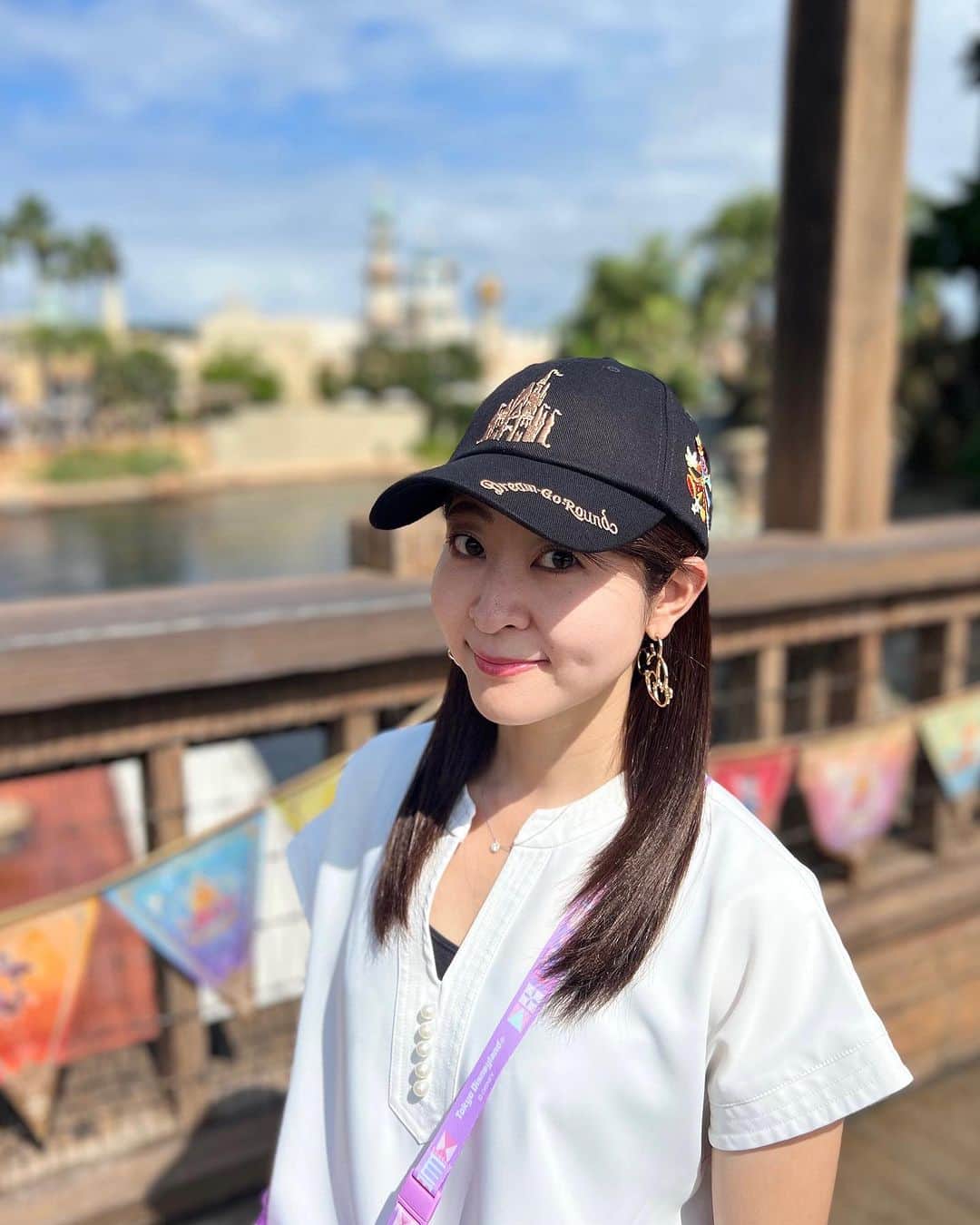 多胡安那のインスタグラム：「ピアスだけのつもりが、現地の雰囲気に負けてキャップも購入してしまいました。なるべく大人っぽいものを選んだつもりです。 でも、このおかげで、急に降られた雨に対応できました。  #気象予報士 #東京ディズニーリゾート #ディズニーシー #ディズニーコーデ #ポップコーンバケツは差し色に」