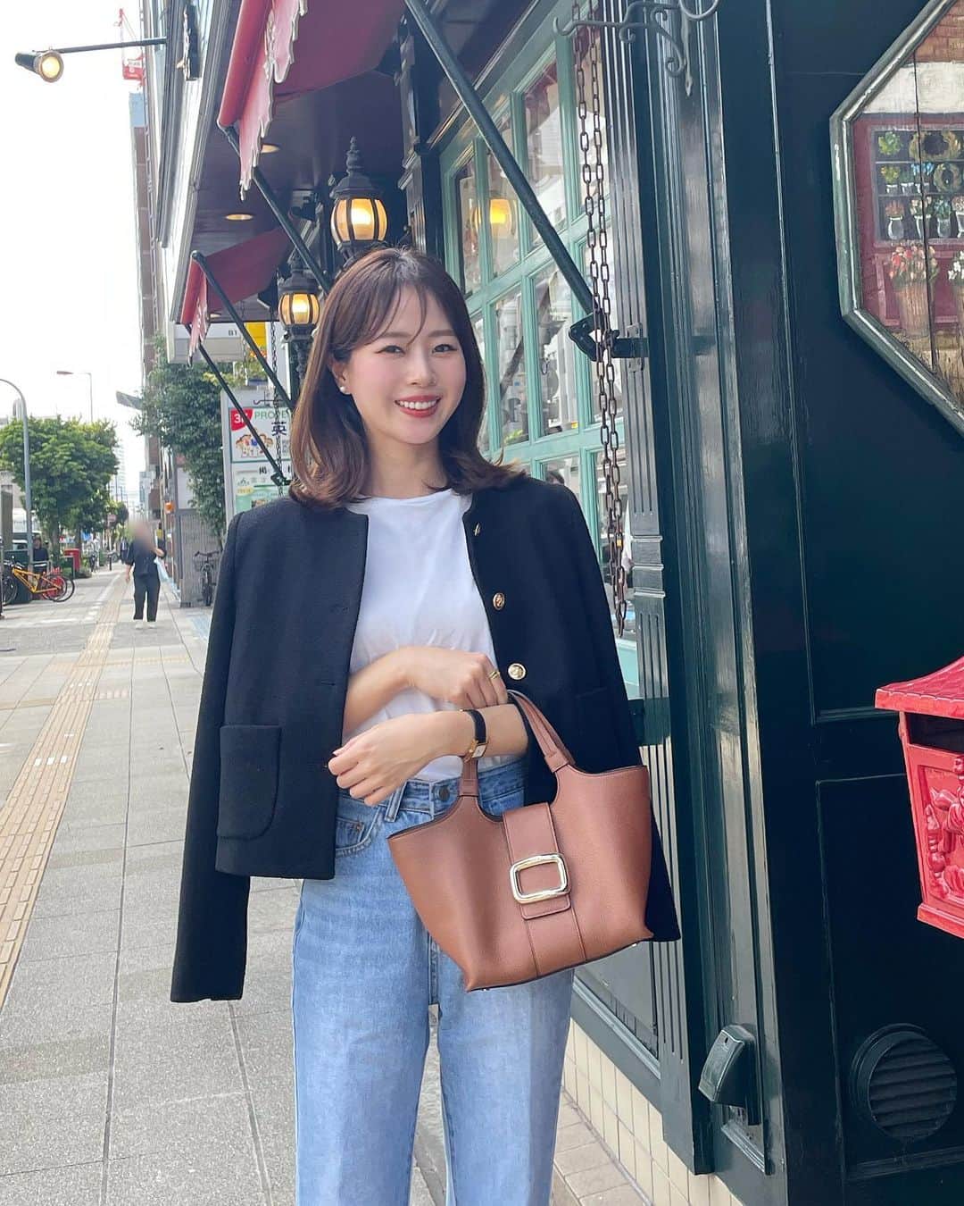 ハンナミのインスタグラム：「🌞📸🖤  ツイードジャケットに デニム合わせがやっぱりすき ♡ 受注予約は明日までです 🫶🏻!  @eneu.official  jacket : Bonny tweed jacket pants : center press denim」