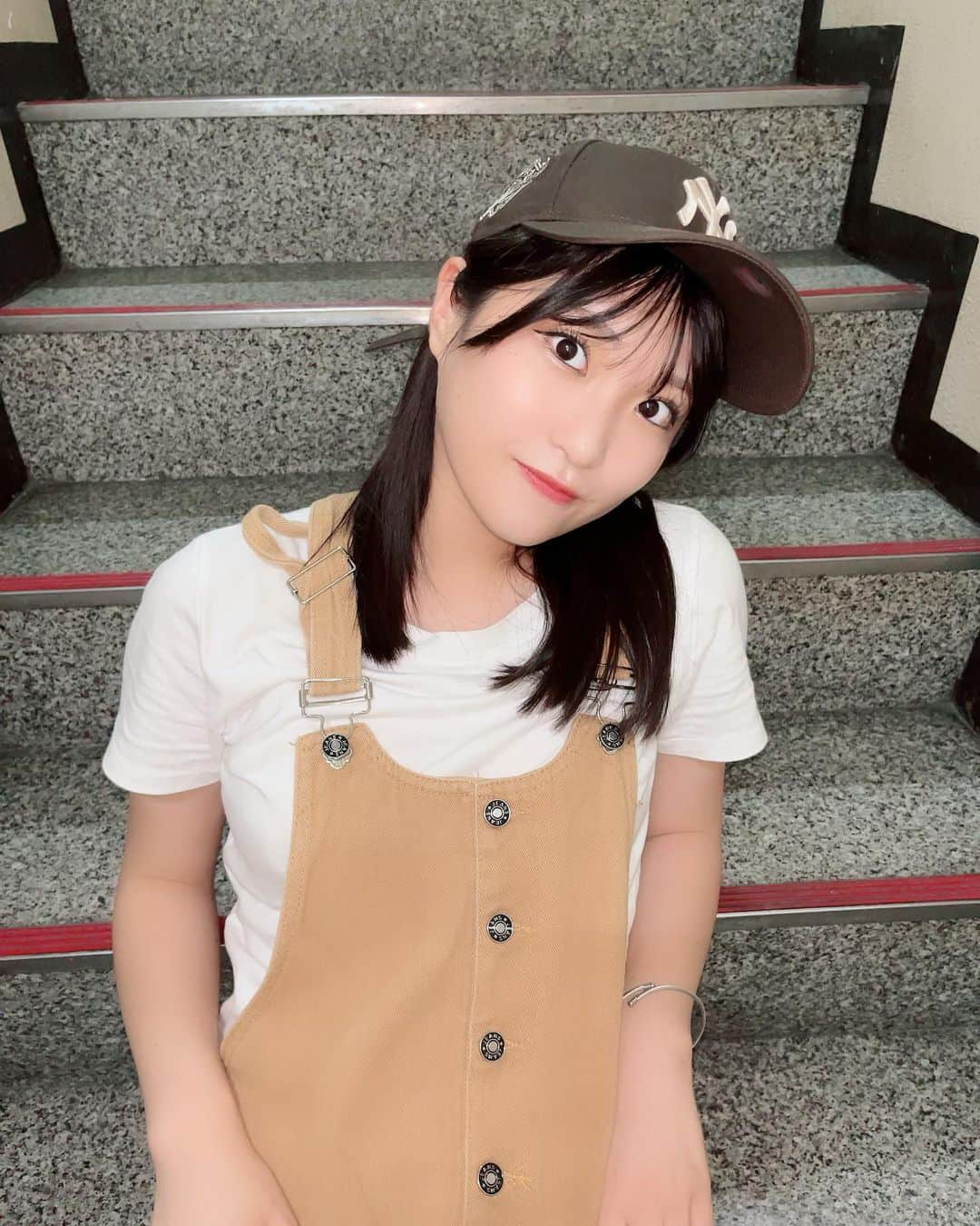 住田悠華のインスタグラム：「みんな今日は何してましたか－？🥺  はるかは、リハしてました！ 10月は、ゆめちゃんの生誕祭、単独ライブと盛りだくさんなんです🧚‍♀️  覚えること沢山だけどはやくみんなにみていただきたいから頑張ります💪  そして、今日は、生配信でした🫶  私！違いがわかる女になれました🤣 沢山笑って楽しかったぁ💕  ForUでもみんなとお話できて嬉しかったし疲れがふっとんだ～🤍 ありがとうね🫶  #idol #アイドル #fashion #fyp #キャップコーデ #オーバーオール #18 #05 #アプガ #アップアップガールズ仮 #住田悠華」