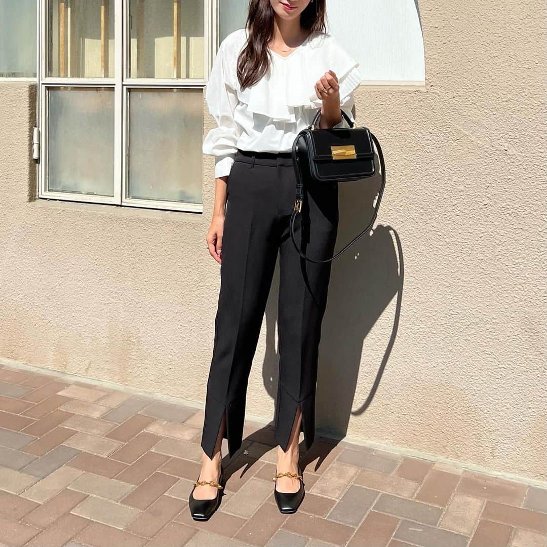 Nagiのインスタグラム：「モノトーン🤍🖤  new bagとshoes✨  @jimmychoo の  shoesのチェーンがまた可愛い☺️シンプルなshoesにこのインパクト こーゆう所がいい  #PR#JimmyChoo#code#fashion#ジミーチュウ#コーデ#ファッション」