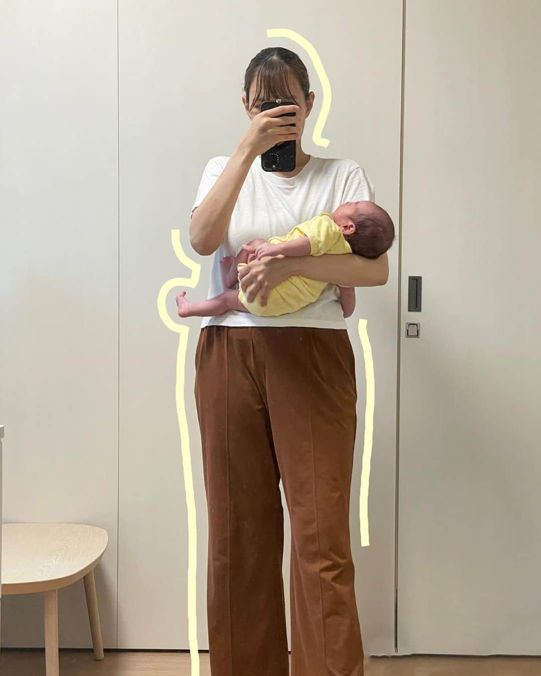 関口舞のインスタグラム：「. まだまだ小さい次男くん あと少しで4kgになるかな〜？ 気持ちふっくらしてきた気がする👶🏻 ⁡ 産後1ヶ月経ちピラティスと産後整体へ通い始めた 産前体重まであと-6kg🫠体重というよりは 下半身の骨盤あたりがまだまだ戻らなそう… ⁡ 今回は早めの行動で頑張ってすぐに治すぞ〜！ それよりも体力つけていかないとね！！ ⁡ ⁡ ⁡ ⁡ ⁡ ⁡ ⁡ ⁡ ⁡ ⁡ ⁡ ⁡ ⁡ ⁡ #産後体型 #産後ダイエット #産後ケア #ゼクシィ𝖻𝖺𝖻𝗒 #赤ちゃん #兄弟ママ #男の子ママ #令和𝟧年ベビー #𝟪月生まれベビー #夏生まれベビー #東京ママ #男の子ベビー #赤ちゃん写真 #子育て #ベビーフォト #𝟤歳差兄弟 #𝟤歳差育児 #𝟤歳差兄弟ママ #おうちコーデ #兄弟ママ #ママカメラ #𝗆𝗈𝗍𝗁𝖾𝗋𝗈𝖿𝟤 #𝗂𝗇𝗌𝗍𝖺𝗀𝗈𝗈𝖽」