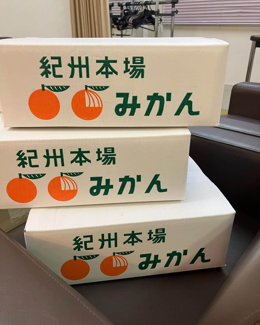 岸谷香さんのインスタグラム写真 - (岸谷香Instagram)「三重県御浜町はたまげる美しい町で、地酒を飲んでご機嫌で朝目覚めると、窓の外にぶったまげるぐらい美しい海が広がってました😍朝からびっっくり‼️ 最高の気分で今日も歌えました‼️みかんも美味しい🍊し、素晴らしい御浜町でした‼️ご来場の皆様、沢山の拍手をありがとうございました‼️今日はアクシデントも密かに満載で😅Theライブ！って感じだったな〜私も図太くなったもんだ😅さぁ、明日は同じく三重県でも違う町‼️紀北町です‼️どんな景色かなぁ😍楽しみ❣️ #岸谷香 #三重県御浜町 #美しい海 #みかん美味い #明日は紀北町海山‼️」9月30日 19時30分 - unlockthegirls