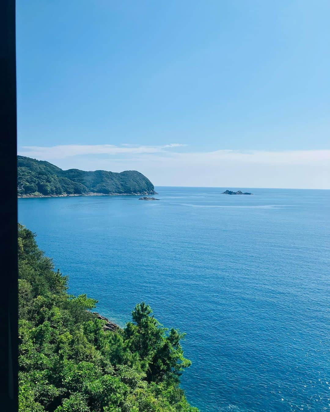 岸谷香さんのインスタグラム写真 - (岸谷香Instagram)「三重県御浜町はたまげる美しい町で、地酒を飲んでご機嫌で朝目覚めると、窓の外にぶったまげるぐらい美しい海が広がってました😍朝からびっっくり‼️ 最高の気分で今日も歌えました‼️みかんも美味しい🍊し、素晴らしい御浜町でした‼️ご来場の皆様、沢山の拍手をありがとうございました‼️今日はアクシデントも密かに満載で😅Theライブ！って感じだったな〜私も図太くなったもんだ😅さぁ、明日は同じく三重県でも違う町‼️紀北町です‼️どんな景色かなぁ😍楽しみ❣️ #岸谷香 #三重県御浜町 #美しい海 #みかん美味い #明日は紀北町海山‼️」9月30日 19時30分 - unlockthegirls