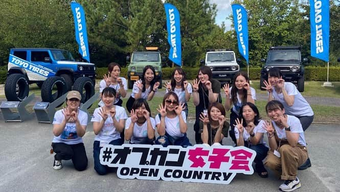 竹岡圭さんのインスタグラム写真 - (竹岡圭Instagram)「TOYOTIRESプレゼンツ第１回 #オプカン女子会に潜入して参りました🙌　#オプカン女子達が、さなげアドベンチャーフィールドに集合。オフロードコースで試乗したり、愛車を走らせたり、チームJAOSのラリードライバー、#オープンカントリーアンバサダーの能戸知徳選手の同乗走行、ランチはBBQ🍖したり、ラテアートを楽しんだり、スペシャルデザートいただいたりと、女子会を楽しみました〜🩷  名古屋学芸大学メディア造形学部ファッション造形学科の皆さまがデザインしてくださった、#オプカン女子Tシャツデザインコンテストの発表会もあったり、みんなでそのTシャツ着て過ごしたり〜と、コンテンツ盛り沢山で楽しませていただきました👍 私も僭越ながら、#オプカン女子部 部長としてお手伝いさせていただきましたよー👌今後はこれを大きく育てて、#オプカン女子本部 本部長に昇進できるように頑張りまーす🩷みんな盛り上げてね💛  #オプカン女子会　に潜入‼️ https://youtube.com/live/FY6zgc_JXgo?feature=share  #能戸知徳 選手　とさなげアドベンチャーフィールドをドライブ https://youtube.com/live/tfq3C2aOJ1M?feature=share  #トーヨータイヤ #オプカン女子 #さなげアドベンチャーフィールド #TOYOTIRES #JAOS  #ジャオス　#竹岡圭 #圭Tube #圭チューブ」9月30日 19時40分 - kei_takeoka