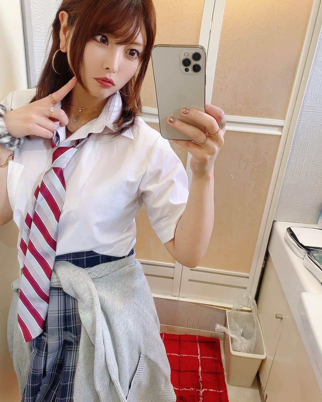 新村あかりのインスタグラム：「留年学生バージョン2」