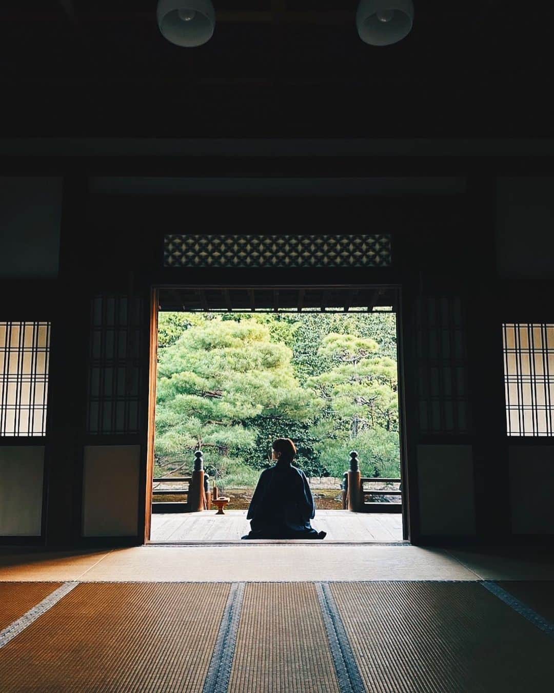 板垣李光人のインスタグラム：「AUGERのイベントにて、両足院でお茶と坐禅を体験してきました。 自然と己の境界を曖昧にする、まさしく整う時間。 とても有意義でした。  またsequence kyoto gojoでは、板垣の整えるアイテムを展示中です。 ご都合よろしければぜひ。」