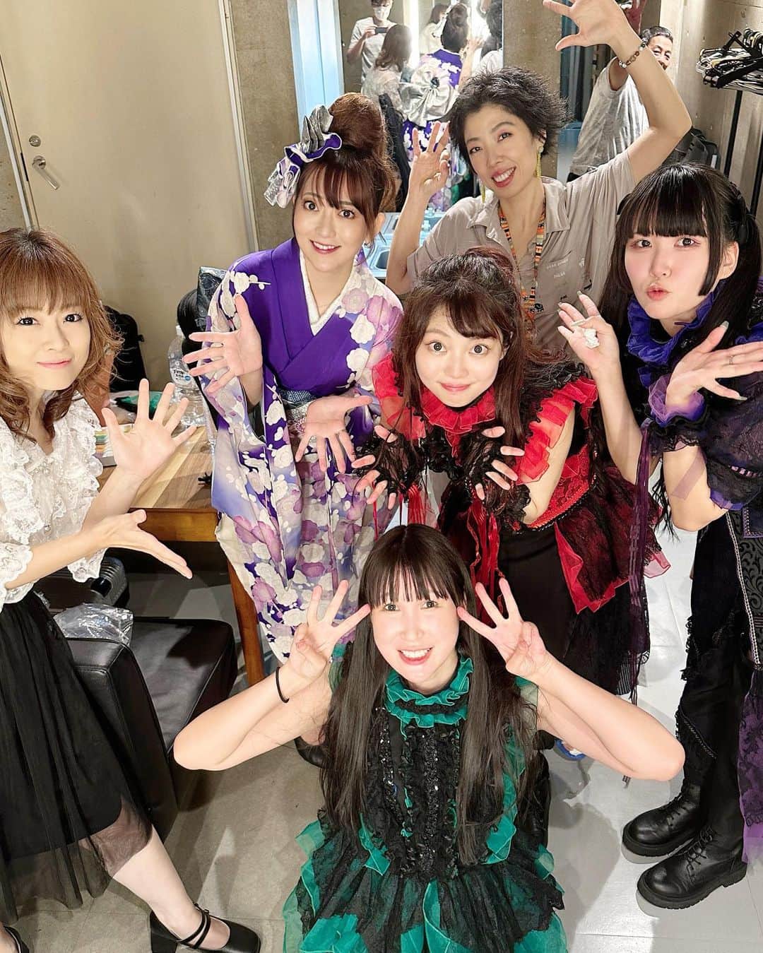 大河内美紗さんのインスタグラム写真 - (大河内美紗Instagram)「六本木unravel Tokyo🗼 水花サツキちゃんバースデーライブありがとうございました😆 とっても幸せいっぱいな空間でした💓 イベントフライヤーで民謡のご紹介をいただきましたので、オリジナルと共に草津節♨️尾鷲節を🎤お客様は民謡を聴いたことがないという方が多かったのでお届け出来て嬉しかったです😆 サツキちゃんとコラボの『愛されるために』は生バンドの素敵サウンドでお届けさせていただきました❣️ これからも声を磨き、生涯現役で感謝の唄を唄い続けて参ります❤️ 楽屋ではとっても楽しくお話させていただき、水花さん、星野奏子さん、いとうかなこさんありがとうございました🌸 #水花 #民謡 #sdn48 #unravel #民謡歌手 #ライブ #japan #kimono #着物 #日本 #感謝」9月30日 19時36分 - misa_okochi