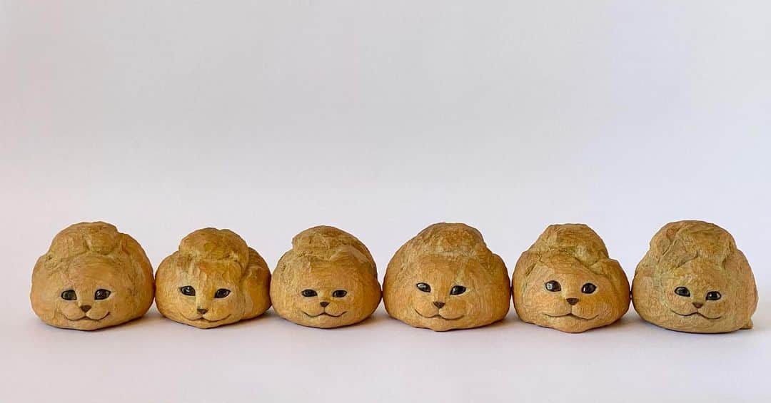 のインスタグラム：「【ネコノおやつ便】 今月はシュークリーム！ (セブンイレブンのシュークリームを参考に作りました)  抽選販売応募受付期間は10/1(日) 19:00までです。  名前は左から、 ・とろとろ ・サクサク ・ふわふわ ・こんがり ・ぎっしり ・たっぷり です。  お好みはどれですか？？  Which one do you like?  #シュークリーム #creampuff  #cat #sculpture #woodcarving #hanafusasakura」