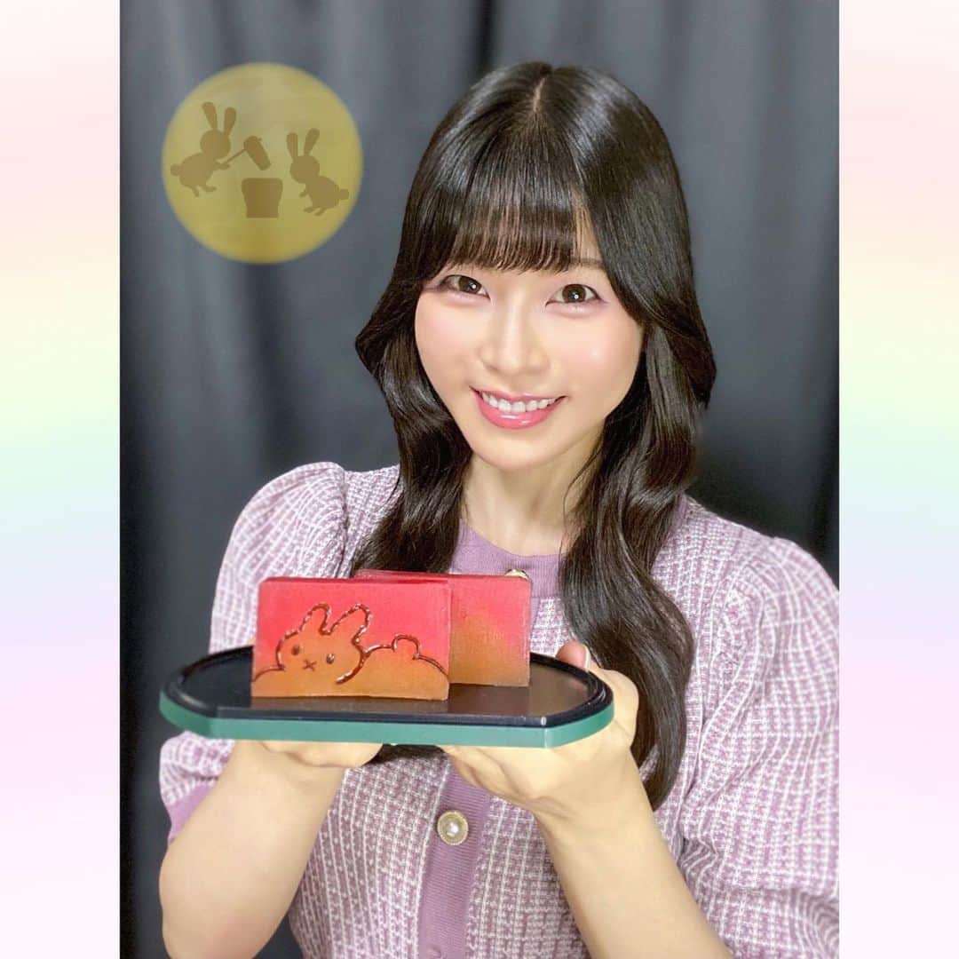 長柄ひろみのインスタグラム：「昨日は中秋の名月でしたね🌕🐇  今年のお月見お菓子は羊羹でした😋✨ 皆さんの所からも満月は見えましたか？？  ネイルもお月見に💅🎑 小さいけど、薬指の串団子もうさぎの形になってます🐰🍡  昨日お月見中に投稿しようと思ったんだけど、「葬送のフリーレン」のアニメ放送開始日だったので、途中でアニメ見ちゃった🌝‼️ 原作を全巻持っている大好きな作品なので楽しみにしていました🪄 初っ端の、50年後にまた皆で流星を見ようってところで既にダメでした😭 映像と声がつくとやっぱりグッとくるものがありますね😭✨  ｡・ﾟ・。⋆☽︎︎·̩͙ ｡・ﾟ・。⋆☽︎︎·̩͙ ｡・ﾟ・。⋆☽︎︎·̩͙ ｡・ﾟ・｡⋆☽︎︎·̩͙ 。・ﾟ・。  #お月見」