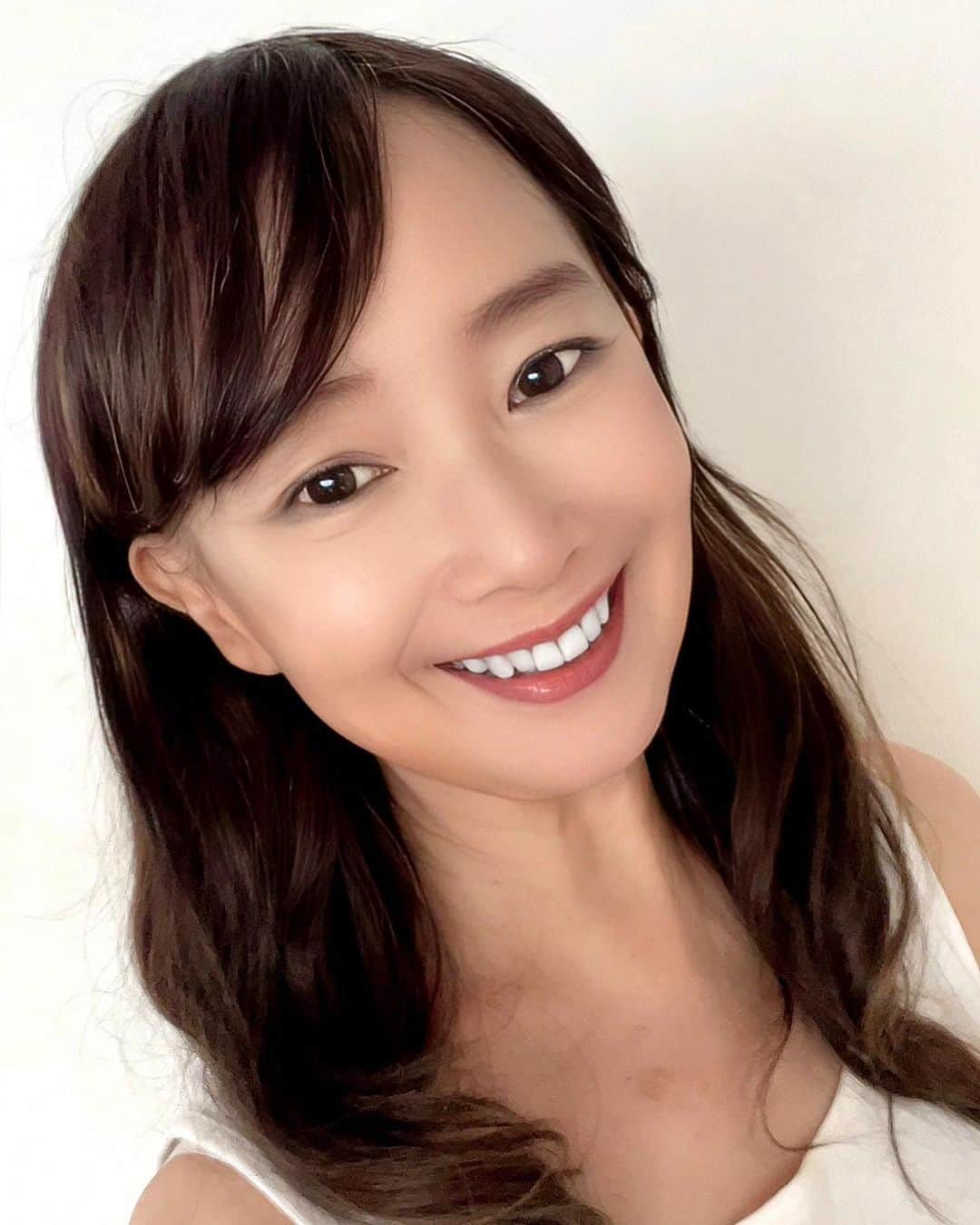 のインスタグラム：「16年前ない今日に入院して、  次の日に乳がんの手術を受ける事でした。  お陰様で手術は成功、  16年生存しました。  本当に毎日感謝しています。  その時のことは思い出したくないです。  その夜、珍しく小学校5年生の息子が、  私の病院のベッドに潜り込んで、  「一緒にテレビを見よう」と言ったのです。  彼はどんなに不安だったのかを感じまして、  涙が出ました。  今こうやって笑顔くぉ出せる毎日がある事に本当に感謝です。  いつも応援してくれる皆さんに感謝です。  ありがとうございます。  これからもよろしくお願いします。」