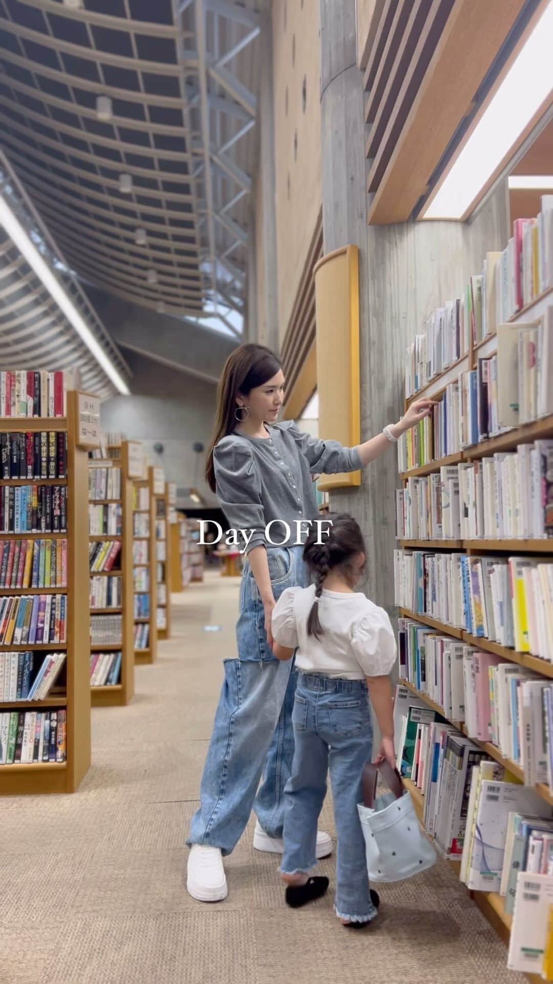 yuukii.iのインスタグラム：「朝、一緒に👖履こうー♡って 娘が誘ってくれて デニムリンク👖🩶🤍  zaraで購入した娘のデニムは ウエストも裾もフリンジで可愛いくて 即決でした😚🫶」