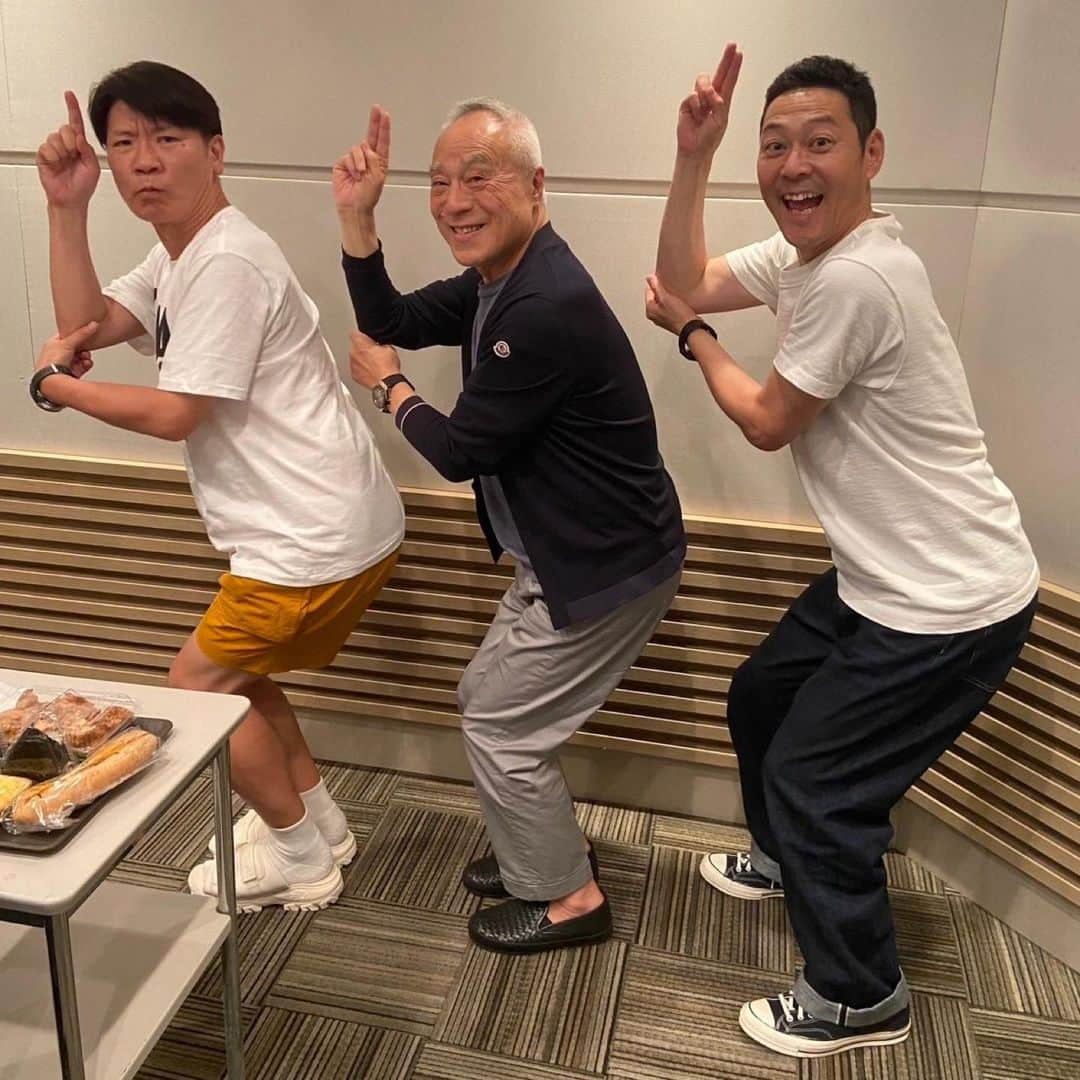 東野幸治さんのインスタグラム写真 - (東野幸治Instagram)「ホンモノラジオのゲストに我らのHERO 西川のりお師匠がゲストに来てくれました！ ツクツクボーシ♪ ホーホケキョ♪ ラッタッタ♪ どのポーズかわかりませ んがありがとうございます！」9月30日 19時45分 - higashinodesu