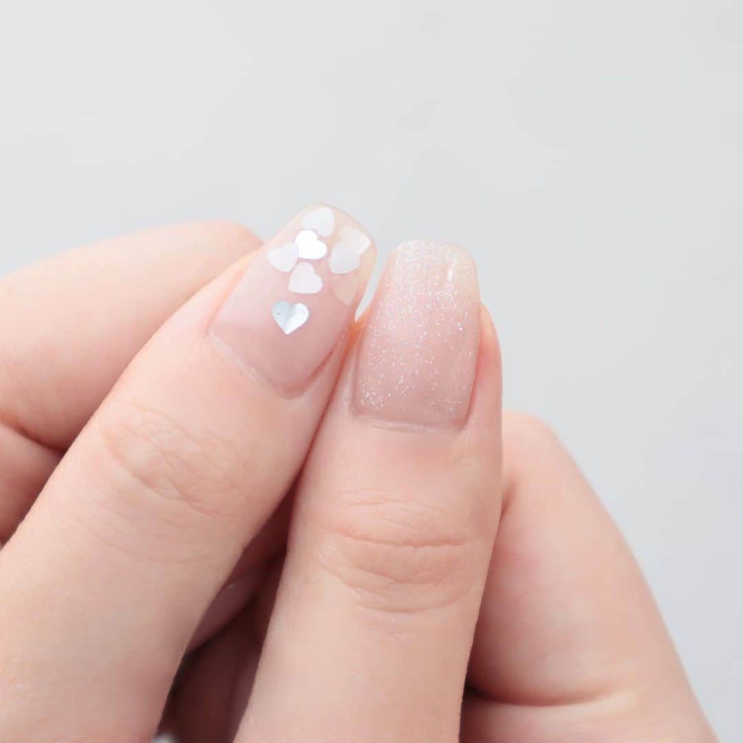 のインスタグラム：「. . new nails💞💞💞  9月バタバタすぎてネイルの タイミングを逃し😂 ブライダルネイル前の短期間デザインっ  なので、普段あんまりやらない ハートを片手に入れてもらいました🤍 親指だけハートをたくさん入れて もらったところがポイント◎  もう片方はラメを薄めに！ だけどきらきら感たっぷり🦋  そして今回のネイル中 ブライダルネイルどうしようかな〜って話を ずっとしてなんとなーく方向性は 決まったけど結局決めることは できなかった😂✨笑  佐久間さん @mamisakuma  いつもありがとうございます🕊️  #newnails#newnails#シンプルネイル#ハートネイル#きらきらネイル #キラキラネイル」