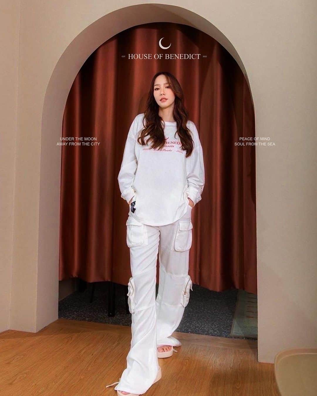 アム・パチャラパーのインスタグラム：「เสื้อที่ใส่แล้วหล่อเลย @hobp.houseofbenedict」