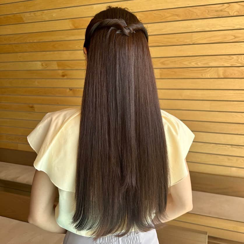 藤田舞美のインスタグラム：「❁︎ ストレートヘアアレンジ💇‍♀️ いつも収録の時は巻いてもらうことが多いので新鮮でした✨ * 使用したのは番組でご紹介した @yaman.official さんの #リフトドライヤー  #スムースアイロンフォトイオン  * リフトドライヤーは超大風量なので、ロングヘアの救世主！ドライヤー時間がかなり短縮されるので、真夏前に出会いたかった😭🍉 そしてスムースアイロンフォトイオンは艶髪ナチュラルストレートに仕上がります✨ * 詳しくは今晩放送のガールズハッピースタイルで📺🫶 * #yaman #ヤーマン #美容家電 #ドライヤー #保水アイロン #ストレートアイロン #おすすめドライヤー #ヴェール髪 #艶髪ストレート #ヘアケアグッズ #ガールズハッピースタイル #ハピスタ #美容情報 #ストレートヘアアレンジ #ロングヘア #スーパーロング #ロングヘアアレンジ #アナウンサー #フリーアナウンサー #ホリプロアナウンス室」