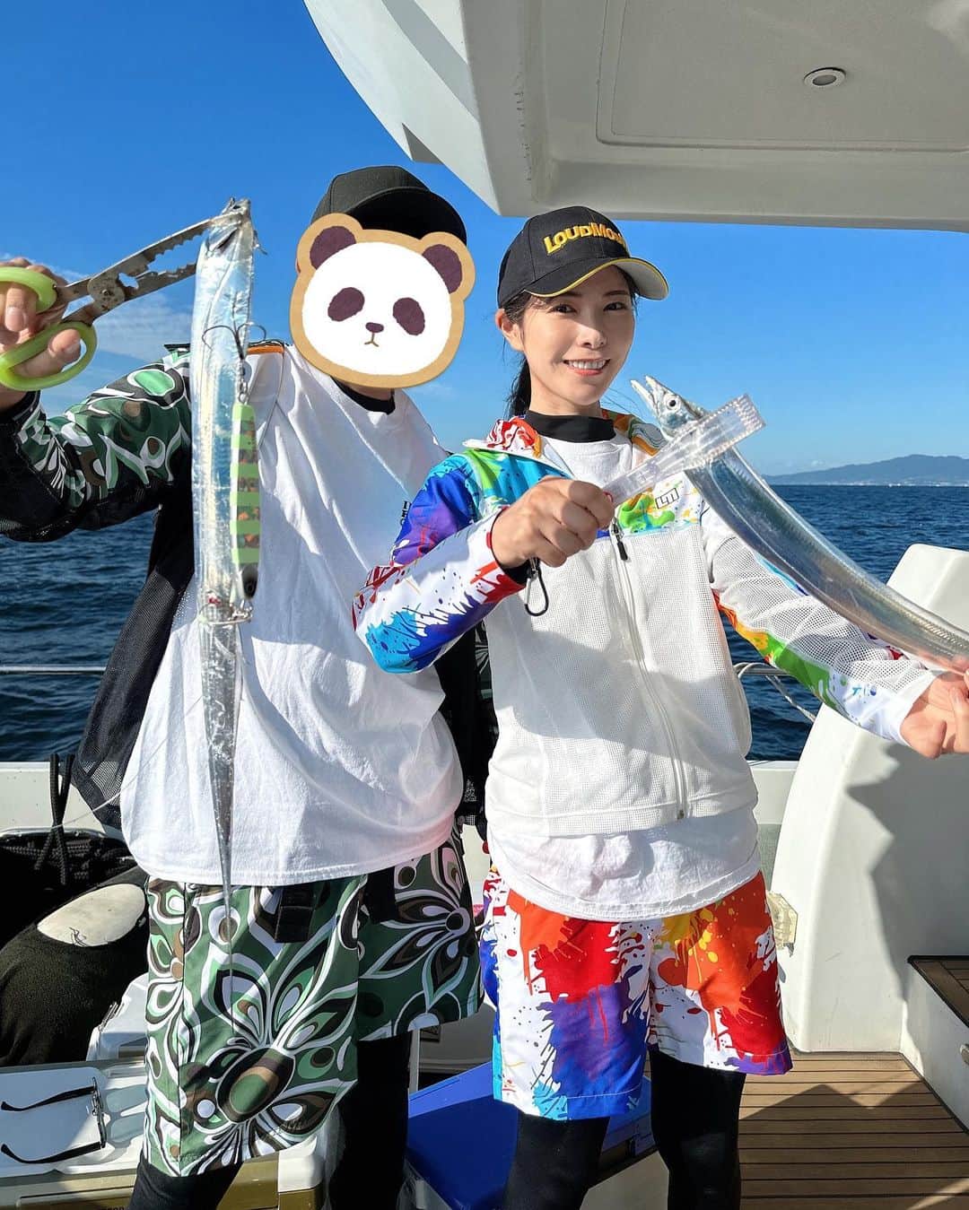 Yuika Matsuさんのインスタグラム写真 - (Yuika MatsuInstagram)「釣り🎣 　 釣りガールの @saya.aoi さんにお誘いいただき…♡ タチウオジギングに行ってきました🛥️ 　 @sayurindesu さんとも会えて嬉しかったー！ 　 　 今の時期めちゃくちゃタチウオが釣れるのか 落としてる瞬間からHITして、上げて また落として…の繰り返し🥴 　 初めてだけど、めちゃくちゃ楽しかった🩷  　 1番びっくりしたのが ズンっとした重さがいつもより感じて 重いなーーー！うわぁーーー！って叫びながら あげると２匹同時にHITしてたの✨ 　 　 そんなことあるんやーーーー！笑  　 旦那さんも一緒だったんだけど なぜかブリが釣れてました🤣w 　 家では釣れたブリに炙り太刀魚 イカ、旦那さん自家製のイクラで 海鮮丼を作って食べたよ！美味しかった🤤 　  カラフルでかわいい フィッシングウェアは @loudmouth_japan_official  @loudmouth_hommachi @loudmouth  さんのもの🧡 　 まだまだ日差しが暑いから ラッシュガードは必須☀️🕶️ 　 　 #釣果グラム   #タチウオ釣り #タチウオジギング #Jigging  #釣り #釣り女子 #釣りガール #Fishing #fishinglife #Fishinggirl #海釣り#魚好き#釣り#釣果#釣り好き#アングラーズ  #ツリジョ#フィッシングガール#釣りデビュー」9月30日 19時48分 - yuika00802